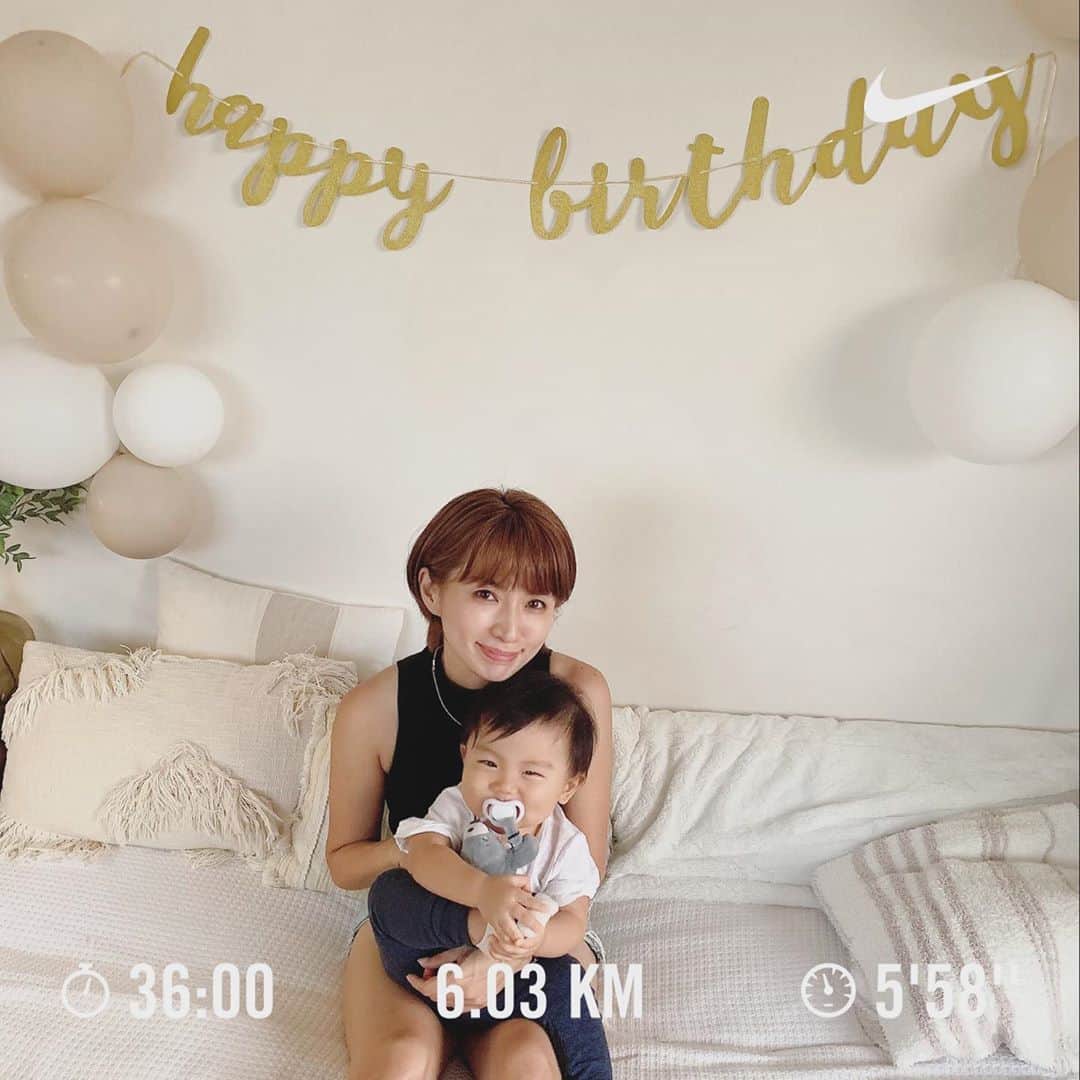 間瀬ゆきのインスタグラム：「誕生日にどーしても @malu.honolulu の和栗のモンブランが食べたくて リクエストしたから 旦那さんがホールで買ってきてくれて🥰 （写真2枚目）  おいしすぎて2日でペロリと完食😋  ご飯もダイエットはお休みにして、 食べたい物たくさん食べたりしたら、 当然体重2キロ増加🐷  今週からまたダイエット頑張る🥺 ってことで、朝からランニングしてきたんだけど、 Apple Watchのナイキアプリがバグって 走り終えたらデータが飛んだ😭 こんな切ないことってある？  とりあえず距離は覚えてたから 時間はなんとなくで手入力🤪  そういや、走ってる最中に 息子寝そうだよーって旦那さんからLINE来た時 ちょうど家の目の前にいたから 旦那さんにベランダ出てきてもらったら 写真撮ってくれた📷 （写真3枚目） ※ワンコ連れのお姉さん、JWALKはあかんですよ👻  そういや、誕生日の日に 家族写真撮りたかったのに 息子大暴れでいいの撮れなかった😑 1枚だけ息子がカメラ目線なのあったけど （写真4枚目） 私と旦那さんがカメラ見てないというね😂  @hiro_808_  ヒロくん、今度家族写真お願いしようかな✨ 私の40歳の記念に🤪  #run #running #ランニング #ハワイランニング #hawaiirunning  #hawaii #hawaiilife #luckywelivehawaii #maseyukihawaii #ハワイ #生後14ヶ月 #1歳 #1歳男の子 #男の子ママ」