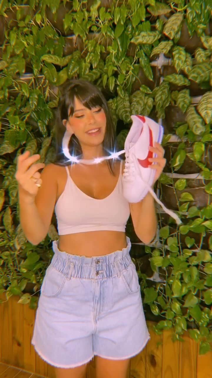 Gabriela Salesのインスタグラム：「Já tinha dado essa diquinha nos stories, mas vai aqui no Reels também ✨! O strappy top que está super na moda em apenas 2 passos e sem gastar nada. Basta usar algum cadarço de tênis, bota ou cordinha e transpassar num top qualquer, fica tudohh❤️」