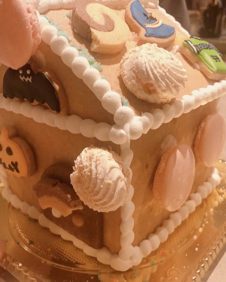青木佐知のインスタグラム：「・ 可愛いね💕 五十嵐さんクッキーとコラボできた✨ #マリブファームお菓子の家 #五十嵐さんクッキーは神宮で購入したためセットには含まれません笑 #お菓子の家は夢が詰まってるね」