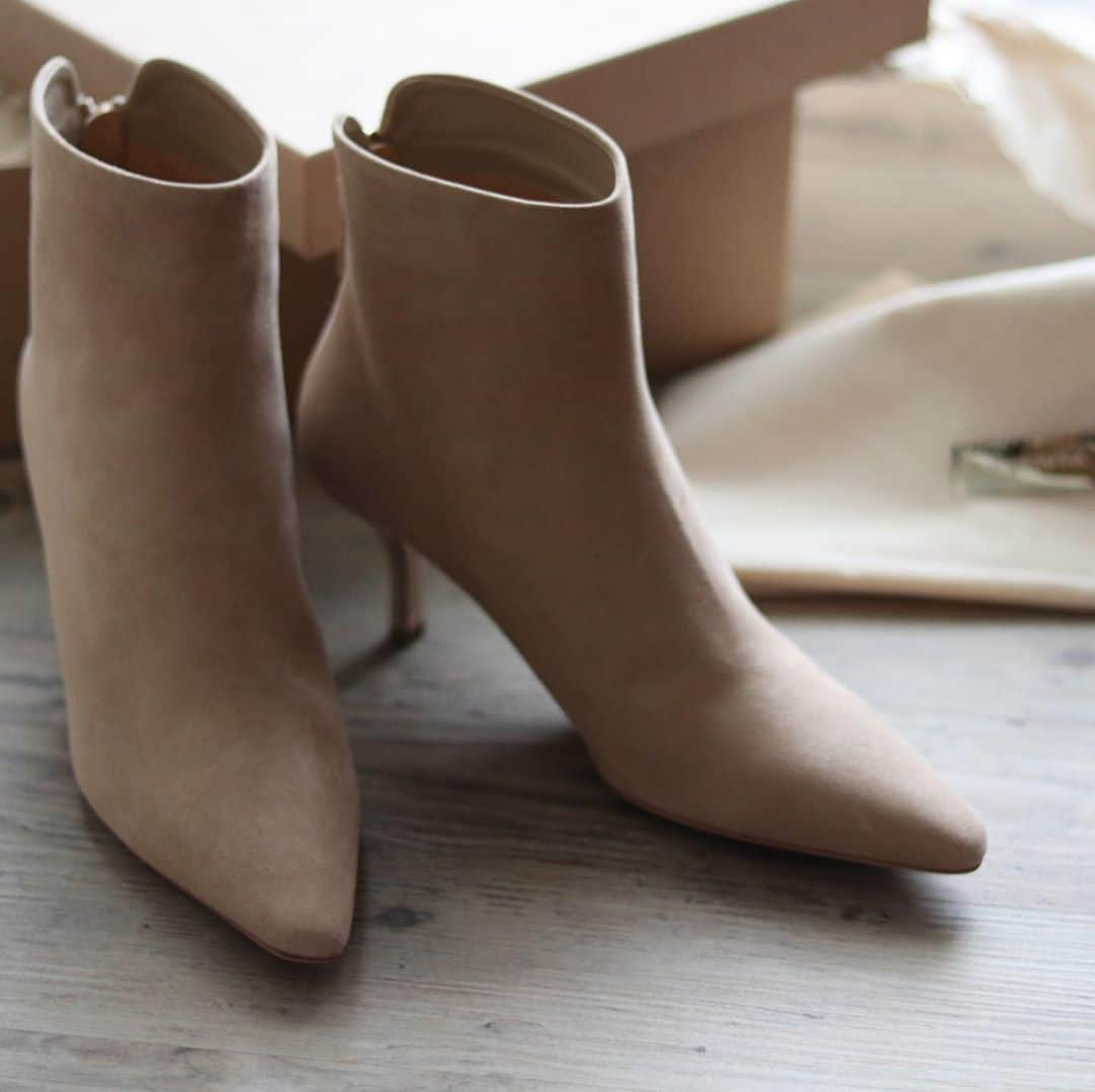 *✭ᏋണᎥ✭*さんのインスタグラム写真 - (*✭ᏋണᎥ✭*Instagram)「ㅤㅤㅤㅤㅤㅤㅤㅤ ㅤㅤㅤㅤㅤㅤㅤㅤ New in☺︎♡ ㅤㅤㅤㅤㅤㅤㅤㅤ @deuxiemeclasse  ドゥで見た @brenta_jp のショートブーツ。 ㅤㅤㅤㅤㅤㅤㅤㅤ  ずっと悩んでたけどやっぱり可愛くてGET♡ ㅤㅤㅤㅤㅤㅤㅤㅤ こういうデザイン可愛くて 少し細身の靴って、歩きにくいとか足が痛くなるってイメージがものすごく強いけど ㅤㅤㅤㅤㅤㅤㅤㅤ ㅤㅤㅤㅤㅤㅤㅤㅤ とってもとっても歩きやすい😭❤️ ㅤㅤㅤㅤㅤㅤㅤㅤ 一生歩ける←😂 ㅤㅤㅤㅤㅤㅤㅤㅤ 嬉しいなー♡大切に履こう✨ ㅤㅤㅤㅤㅤㅤㅤㅤ ㅤㅤㅤㅤㅤㅤㅤㅤ #ショートブーツ#brenta#deuxiemeclasse #ドゥーズィエムクラス #スエード#スエードブーツ#beige#shortboots #置き画#置き画くら部」10月28日 7時50分 - emiliopucci__