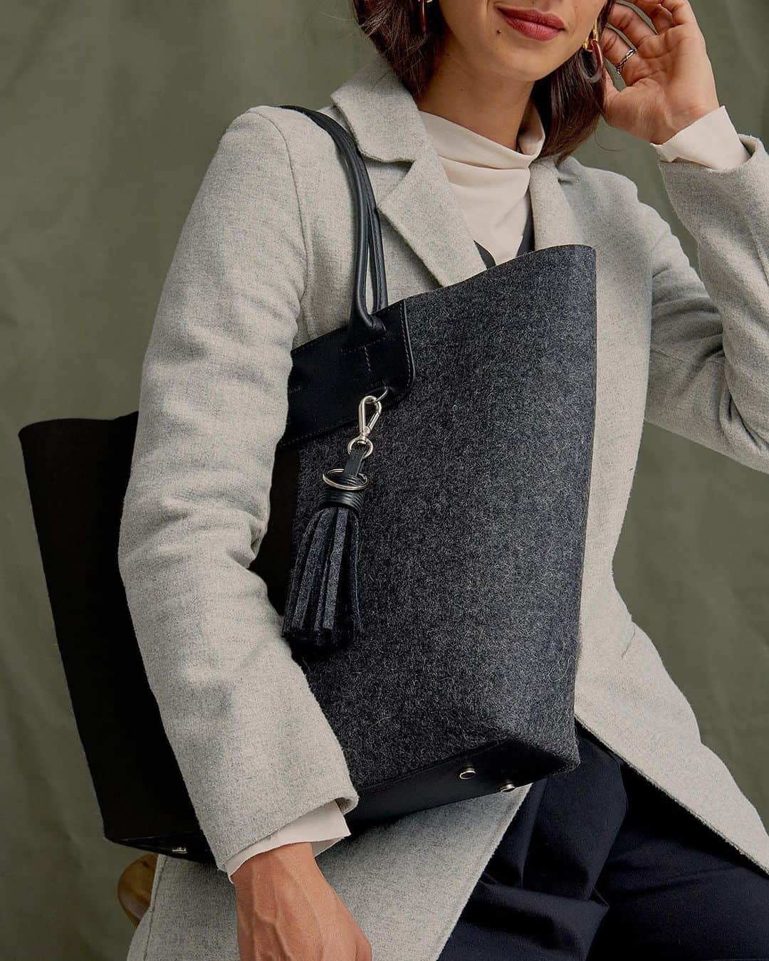 グラフ&ランツのインスタグラム：「Our well-loved Aiko Totes and Petites are now available in an understated but elegant Charcoal and Black duo. Style with a tassel or keep it simple 🖤 Tap to shop.」