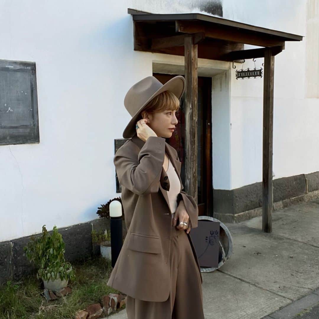 長谷川あやのインスタグラム：「🍂🍂🍂#rustal#fashion#ootd#outfit#coordinate#style#ママコーデ#ラスタル#152せんちこーで#arholiday#アンティローザホリデー#arholiday_ootd ・ ・ ・ 久しぶりに娘と一緒に 地元に帰ったら かわいいカフェができてた😌🍰 ・ 味噌醤油蔵だった『二の蔵』を 改蔵してできたカフェだそう✨ 自分の大好きな地元が 昔の姿を残したまま進化していく 様子を見ることができてほっこり💛 ・ 今度はゆっくりカフェにも お邪魔したいな〜✨ （娘ははにわが気に入った模様 笑） ・ hat @arholiday setup @rustal_official」