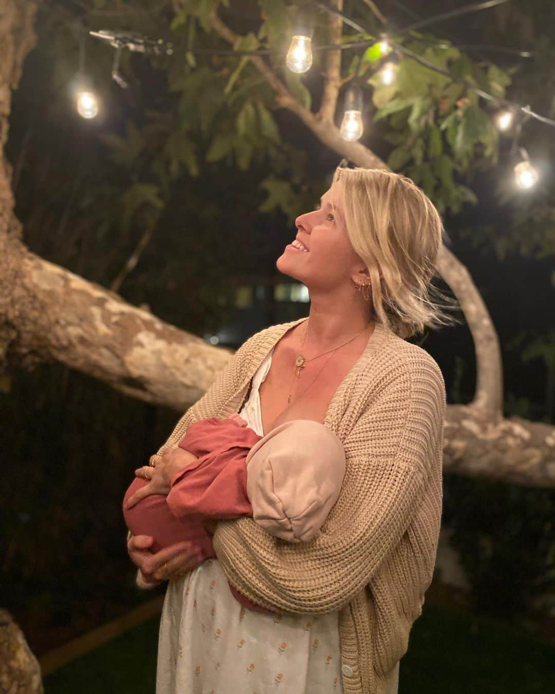 サラ・ライトさんのインスタグラム写真 - (サラ・ライトInstagram)「@ericcolsen put up twinkle lights and now I feel like I live in a fairy forest. Photo by @sonya.bishop」10月28日 7時59分 - swrightolsen