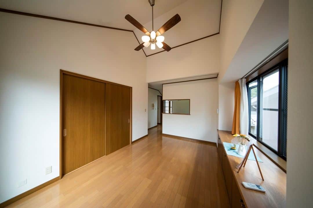 せたがやクラソンのインスタグラム：「『ふたりの未来予想図 2F』﻿ ﻿ ・東急東横線学芸大学駅 徒歩14分 ・15万円・62.52㎡・2LDK ___________________________________________________________________﻿  学芸大学から15分。1戸建の2階部分のお部屋。  玄関はまるで実家に帰ってきたような感覚になります！ 安心感がすごい。 （実家こんな立派じゃないけど…）  階段の目の前も収納で、そっちがシューズボックスです。 ただいま〜っと２階へ。  廊下を進んでいくと突き当りがリビングダイニング。 これまたお母さんが立っていそうな広いキッチン。毎日ご馳走作って欲しい。笑  リビングは天井の高さもあって広い！ 出窓のところにはお花を飾ったり、テレビも置けるくらいの幅もあります。  階段登って右手の洋室にはとっても広いウォークインクローゼット。 洋服だって、趣味のものだって、なんでも入ってしまうなこれは。。  ちなみにこちらはお子様は不可でございます。  将来戸建を建てるとしたら…のシュミレーションとかに。笑 二人では持て余してしまいそうな空間ですが、 それをも埋め尽くす2人の愛でいっぱいにしてみてはいかがでしょうか…。  ▼この物件の詳細、﻿ そのほかのお部屋はプロフィールのリンクから﻿ @setagayakurasson﻿ ___________________________________________________________________﻿ ﻿ 「オンラインでお部屋探し」スタートしました！ ご相談お待ちしております。 ﻿ ﻿https://setagayakurasson.com/online _____________________________________________________________________﻿ ﻿ #せたがやクラソン #せたがやンソン #賃貸 #お部屋探し #オンラインお部屋探し #引っ越し #内見 #部屋 #ワンルーム #ひとり暮らし #ふたり暮らし #好きな街 #暮らしを楽しむ #キッチン #家具 #世田谷 #賃貸インテリア #リノベーション  #コンシェルジュ #世田谷のお部屋探し  #東横線 #祐天寺  #学大  #暮らしを楽しむ #学芸大学 #実家のような安心感  #和室  #ふたりぐらし  #夫婦  #戸建て」