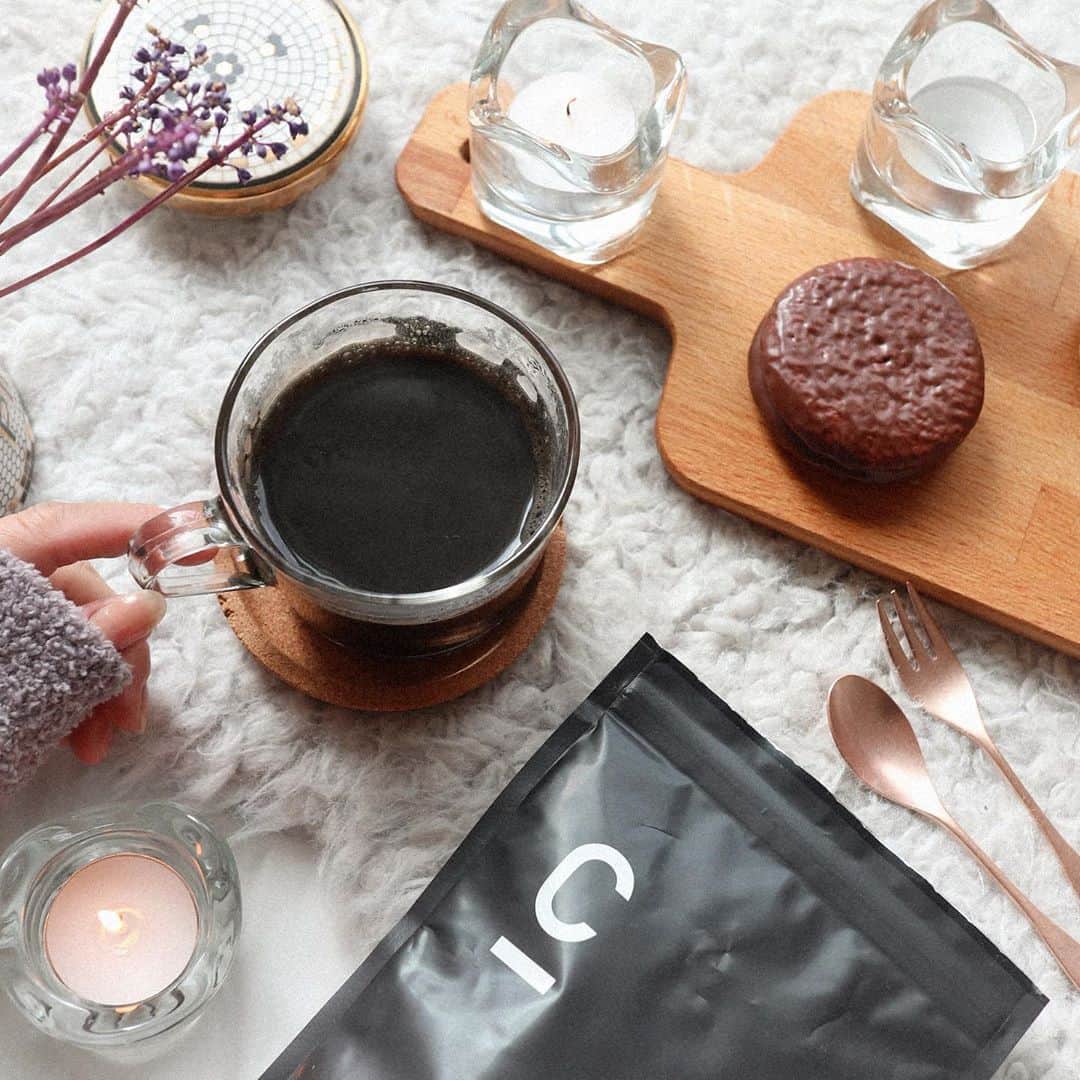 リナのインスタグラム：「☕︎coffee ☕︎  いつものコーヒーを 「C COFFEE」にシフト♪  炭とMCTオイルが入った チャコールコーヒーだけど、 味は普通のコーヒーよりも美味しい😋  チャック付きのパッケージは オールブラックカラーにワンポイントでオシャレだから、 キッチンに置いておきたくなる♪  美容に嬉しいMCTオイルや 水溶性食物繊維も入っているから 嬉しいことづくめ❤︎  豆乳で割って、 ソイラテにするのもオススメだよ☕️ ...................................................... #チャコールコーヒー  #ダイエットコーヒー #コーヒーのある暮らし #炭 #MCTオイル #チャコールクレンズ #ダイエット #シーコーヒー #cコーヒー #c_coffee  @c_coffee_official」