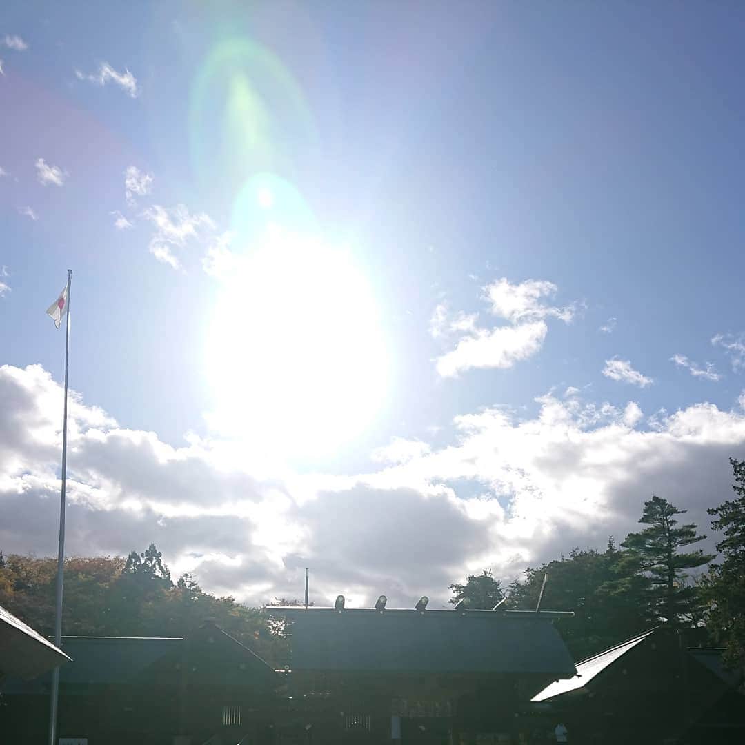 工藤亜耶のインスタグラム：「北海道 神宮行って来ました！！  またもや、オーブみたいなものが！！！  周りが、ちょっと赤くなってる気がするが。。。赤は、あまり良くないとされてるような。。。 #北海道神宮」