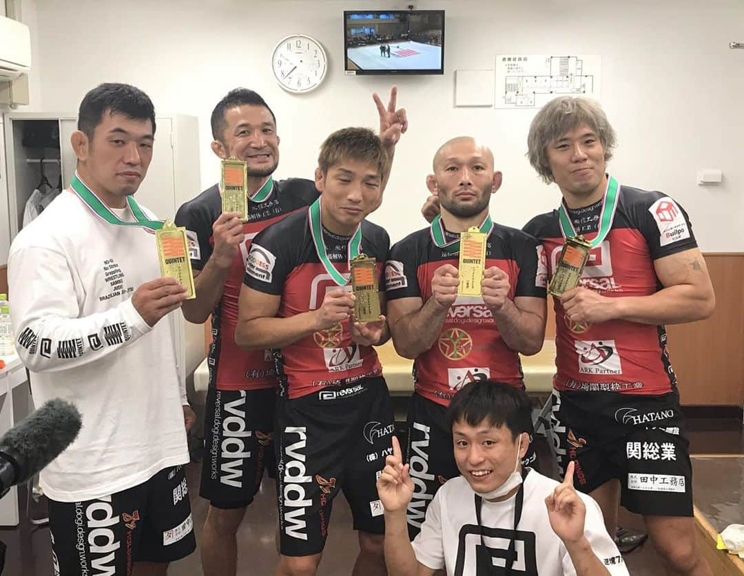 所英男さんのインスタグラム写真 - (所英男Instagram)「QUINTET応援ありがとうございました。  優勝することができました！  とても嬉しい気分です。^_^  今回、急きょチームに加わってくれた金原さんがチームをまとめてくれて勝てるチームになりました！  中村さんがチームに元気と勢いをつけてくれて、テンション高く闘うことができました！  本当に心強かったです！  そして、今回も一緒のチームで闘ってくださった今成さん、小谷くんのおかげで、胸の炎を燃やせることができました。  本当に皆さんありがとうございました！  とにかく優勝できて嬉しいです！！！  詳しくはまた^_^  #quintet #コロブロック　#今成正和 さん　#小谷直之　くん　#中村大介　さん　#金原正徳　さん」10月28日 8時04分 - tokorohideo