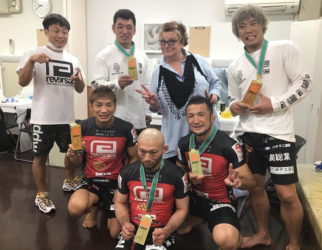 所英男さんのインスタグラム写真 - (所英男Instagram)「QUINTET応援ありがとうございました。  優勝することができました！  とても嬉しい気分です。^_^  今回、急きょチームに加わってくれた金原さんがチームをまとめてくれて勝てるチームになりました！  中村さんがチームに元気と勢いをつけてくれて、テンション高く闘うことができました！  本当に心強かったです！  そして、今回も一緒のチームで闘ってくださった今成さん、小谷くんのおかげで、胸の炎を燃やせることができました。  本当に皆さんありがとうございました！  とにかく優勝できて嬉しいです！！！  詳しくはまた^_^  #quintet #コロブロック　#今成正和 さん　#小谷直之　くん　#中村大介　さん　#金原正徳　さん」10月28日 8時04分 - tokorohideo