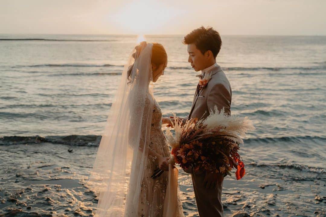 のインスタグラム：「🤝💐🤵 #weddingphoto #wedding #dress  #💍 #前撮り #instajaran #instagram  #l4l」