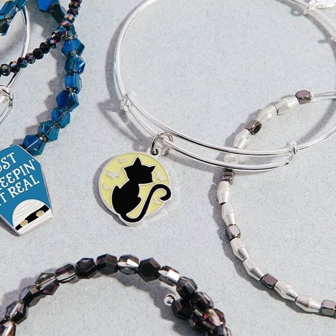 のインスタグラム：「🕷️ G I V E A W A Y  C L O S E D🕷️ Creep it real for #BlackCatDay with spooky styles that are scary cute. We want to share a little GLOW-IN-THE-DARK magic so, here's your chance to *WIN* a spooky cute black cat charm from the #Halloween collection! Here's how to enter:  1. Like this post 2. Make sure you're following us 3. Comment down below your Halloween costume!  Three (3) winners will be selected on Friday, 10/30. Good luck! ✨ * * * *NO PURCHASE NECESSARY. VOID WHERE PROHIBITED. Open only to US/DC and Canada (excluding Quebec), winner(s) must be 18+. Ends 10/29/2020, 11:59PM EST. Winners will be contacted via direct message. Sponsored solely by ALEX AND ANI®. See Official Rules at link in bio.」