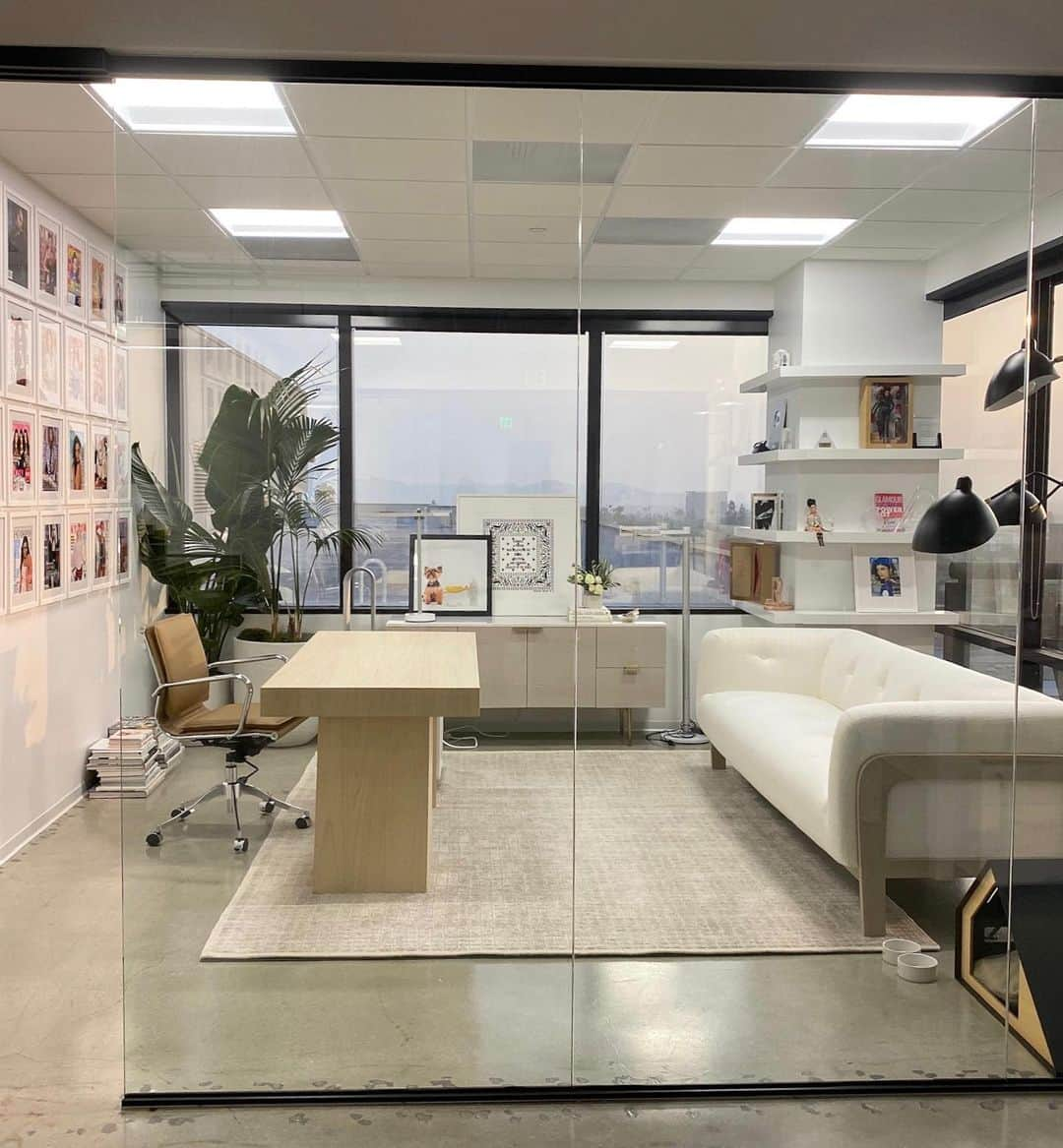 JEN ATKINさんのインスタグラム写真 - (JEN ATKINInstagram)「@maison_trouvaille made our chic office dreams come true so we could all wfh on Zoom. Come over while it’s clean @archdigest 😜」10月28日 8時07分 - jenatkinhair