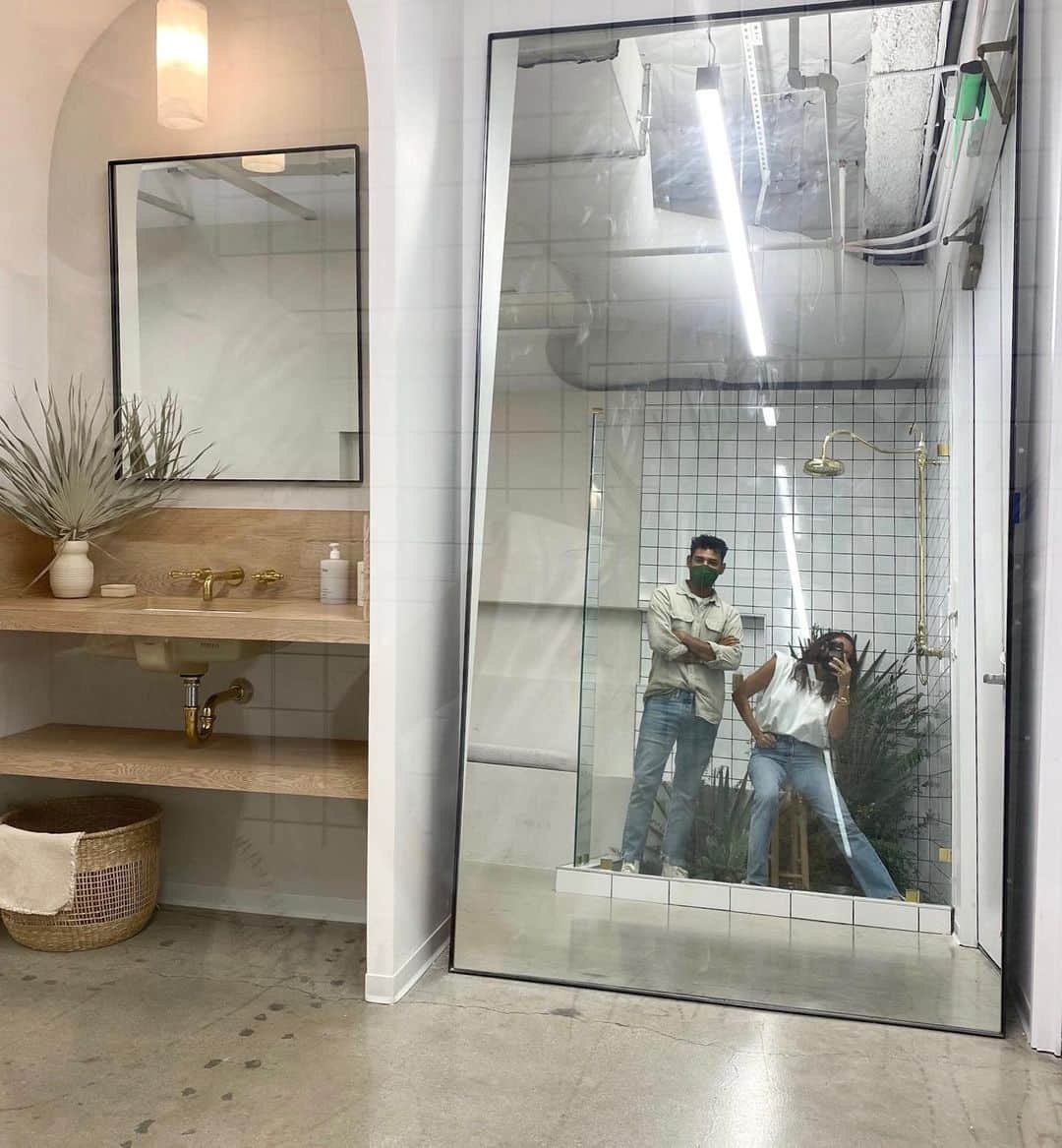 JEN ATKINさんのインスタグラム写真 - (JEN ATKINInstagram)「@maison_trouvaille made our chic office dreams come true so we could all wfh on Zoom. Come over while it’s clean @archdigest 😜」10月28日 8時07分 - jenatkinhair
