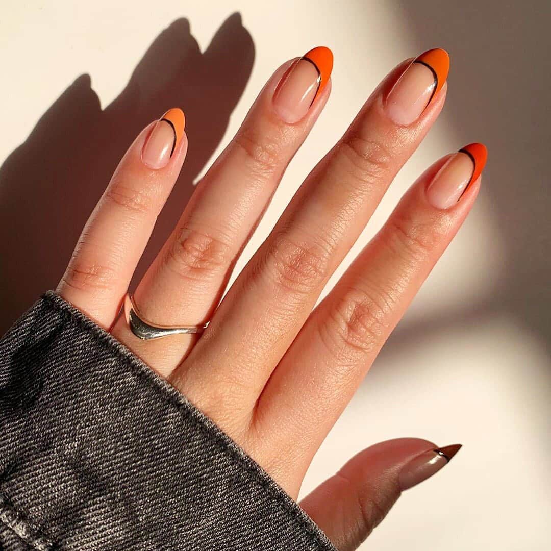 WHO WHAT WEARさんのインスタグラム写真 - (WHO WHAT WEARInstagram)「Spooky, scary manicures sent shivers down your spine. 👻 Swipe ➡️ for some of our favorite Halloween-inspired nails, fit for every spooky vibe this year. Which ones are your faves?  photos: @betina_goldstein, @elias.nails, @nailartbysig, @queencatherine_nailartist, @overglowedit」10月28日 8時07分 - whowhatwear