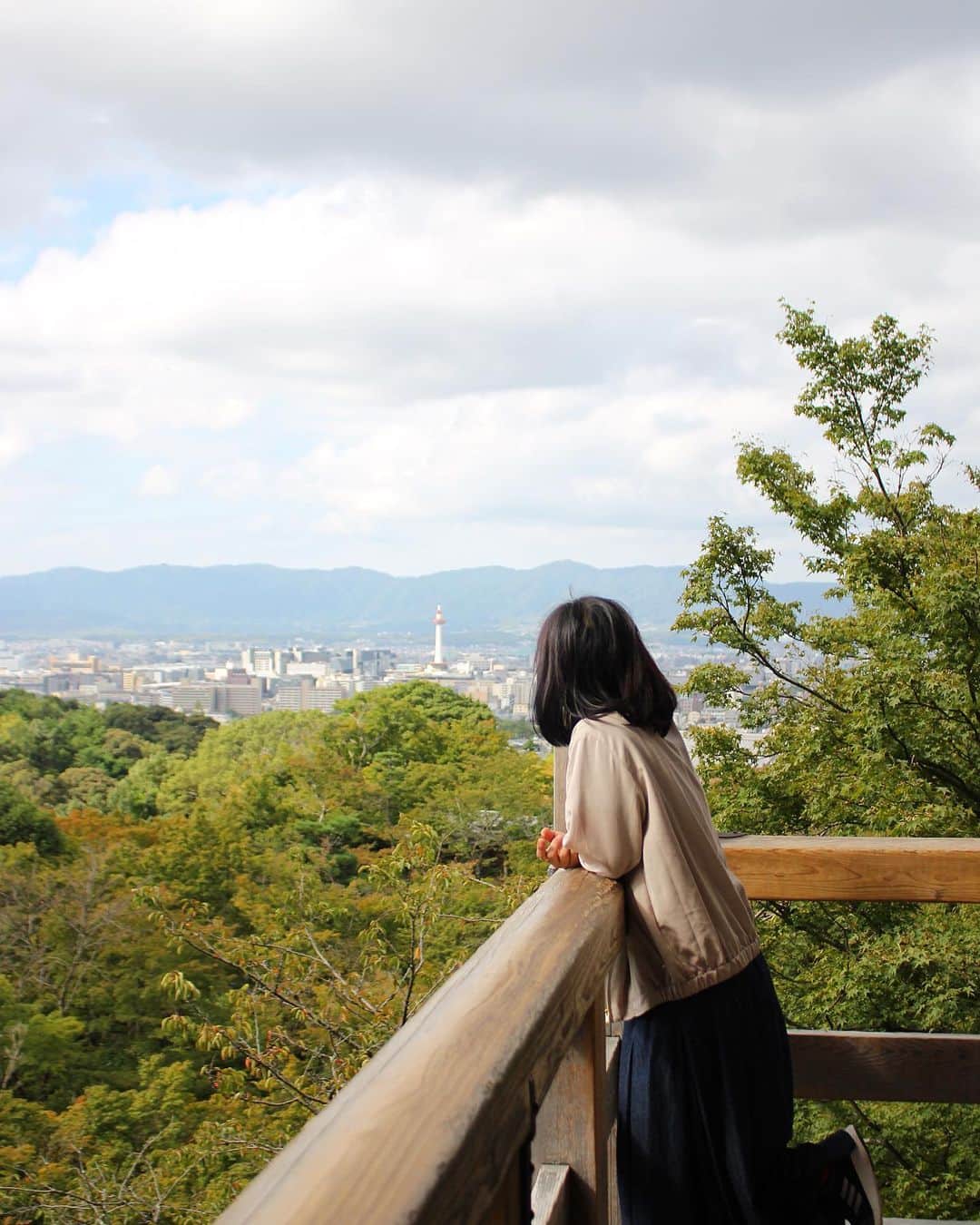 yukaのインスタグラム：「清水寺 2020.10.13 ・ ・ ・ まだ補修工事が終わっていなくて 景観的には残念ですが、 私的には中学校修学旅行以来だったので、感慨深いものがありました。 こんな道あったっけ？ とかあの眺めはここからだったとか。 あそこにも行けたはずじゃなかったっけ？とか。 あの黒い大黒様はなかった様な… 自分の記憶巡りするのも楽しかった。 としたら、また別の場所も訪れなければw 次の機会に取っておこう☺︎ ・ #清水寺 #京都旅行  #京都 #kyoto  #kiyomizudera  #kyotojapan  #kyototrip  #kyototravel  #ここからも京都タワーが見える #iPhonephotographer #shotoniphone」