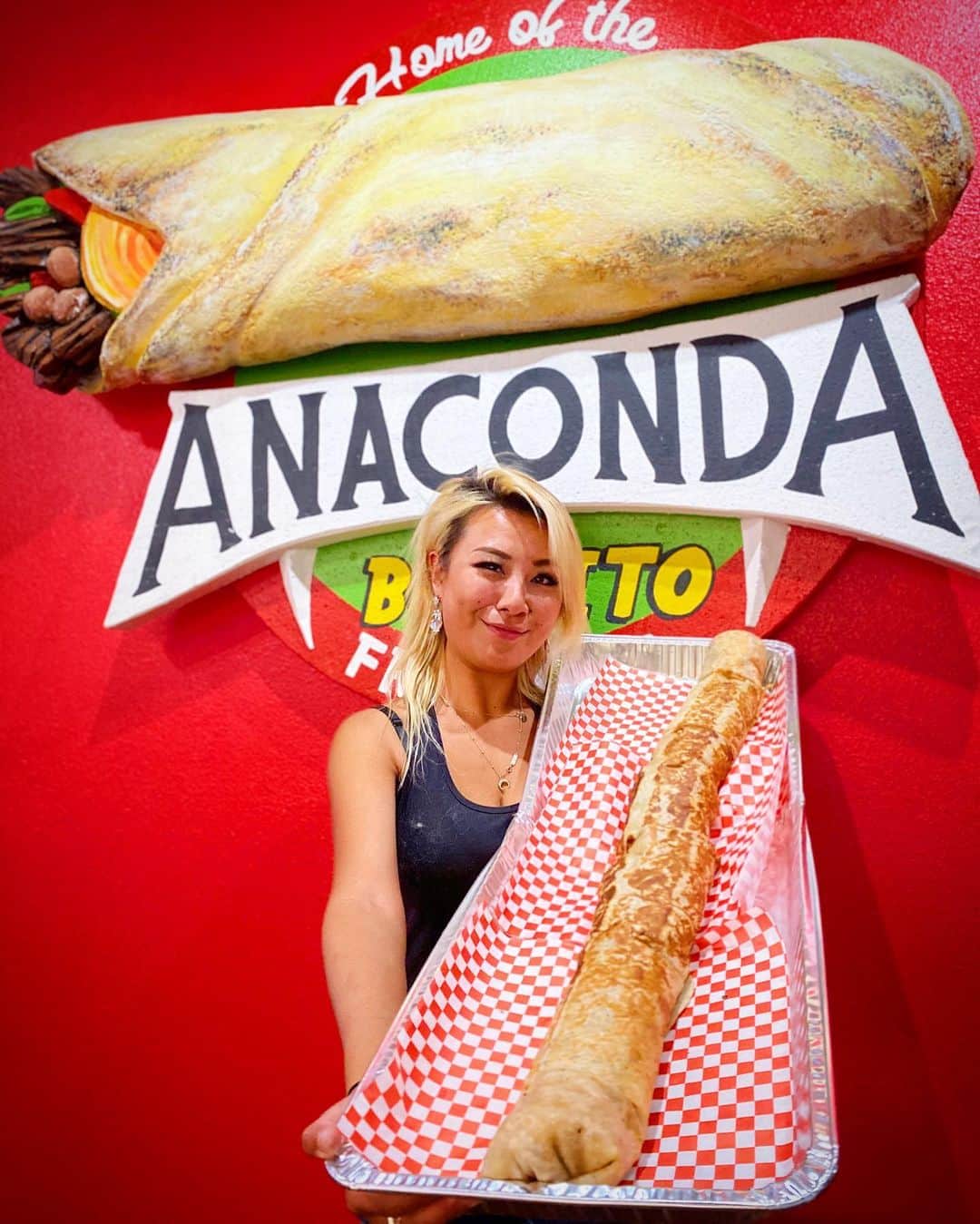 ライナ・ホワンさんのインスタグラム写真 - (ライナ・ホワンInstagram)「Ever seen a three feet burrito?! 🌯. . @taqueriayarelis559 in Fresno is home of the anaconda burrito challenge!! The record time for this was 13 minutes .... y’all think I can beat that?! 👀 . . Watch the entire video to see how I did! —> https://youtu.be/2QxFGS3bnxo . . Also if y’all in the Fresno area looking for some burritos come check this place out 🤤🌯🤤 get the anaconda burrito for the fam!!」10月28日 8時17分 - rainaiscrazy