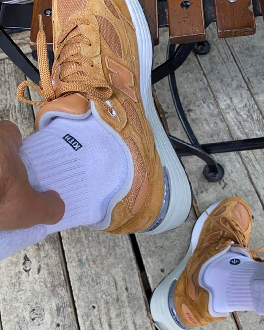 HYPEBEASTさんのインスタグラム写真 - (HYPEBEASTInstagram)「@hypebeastkicks: @ronniefieg has teased another potential @kith collaboration with @newbalance. The shoe featured is none other than the 992 and boasts a light brown, military colorway, equipped with the same fabrics and construction of a traditional 992 silhouette. Upon closer inspection, the heel panel on each sneaker reads “FIEG” — a sure sign that a collaborative take on the 992 is imminent. Stay tuned for more info.⁠ Photo: Ronnie Fieg」10月28日 8時30分 - hypebeast