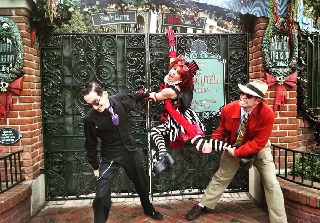 ボニー・モーガンのインスタグラム：「Just dying to get in!! You can take the ghoul out of the Haunted Mansion but you can’t take the Haunted Mansion out of the Ghoul! Scary good memories with Uncle Leeland @lpnbandleader and @djdrnate @disneyland #homesweethome #adventuresofbendybonnie #tombsweettomb #hauntedmansion #shenanigans #halloweenisnotcancelled #disneyland #scaringiscaring #lpn #leepressonandthenails #djdrnate #halloweenneverdies #bendybonnie」