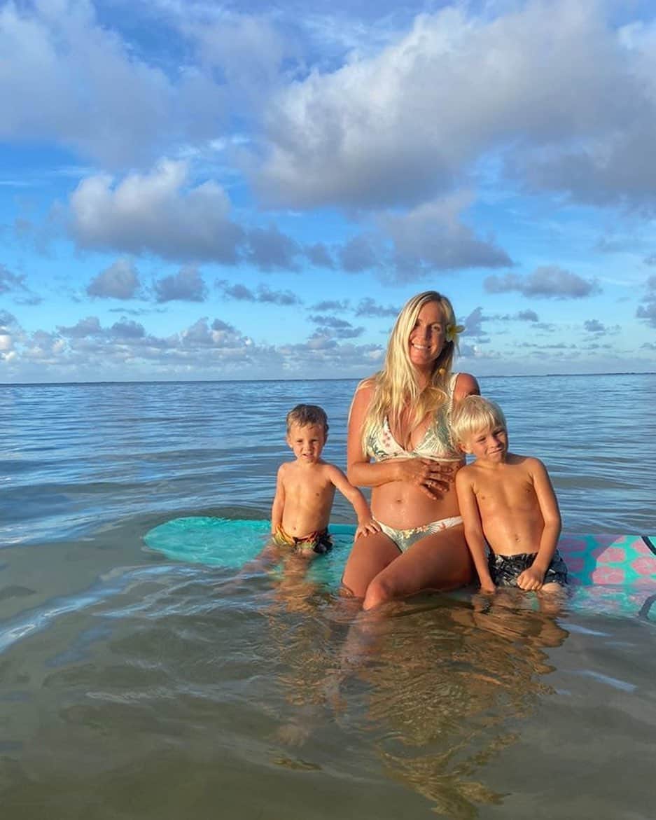 Rip Curl Australiaさんのインスタグラム写真 - (Rip Curl AustraliaInstagram)「@Bethanyhamilton is expecting her third little surf grom in February next year! ⁠⠀ ⁠⠀ Last week we caught up with Bethany to find out how her pregnancy was going to far… safe to say she is not only a great surfer, but a supermum too. ⁠⠀ ⁠⠀ Hit the link in bio to learn more.」10月28日 8時37分 - ripcurl_aus