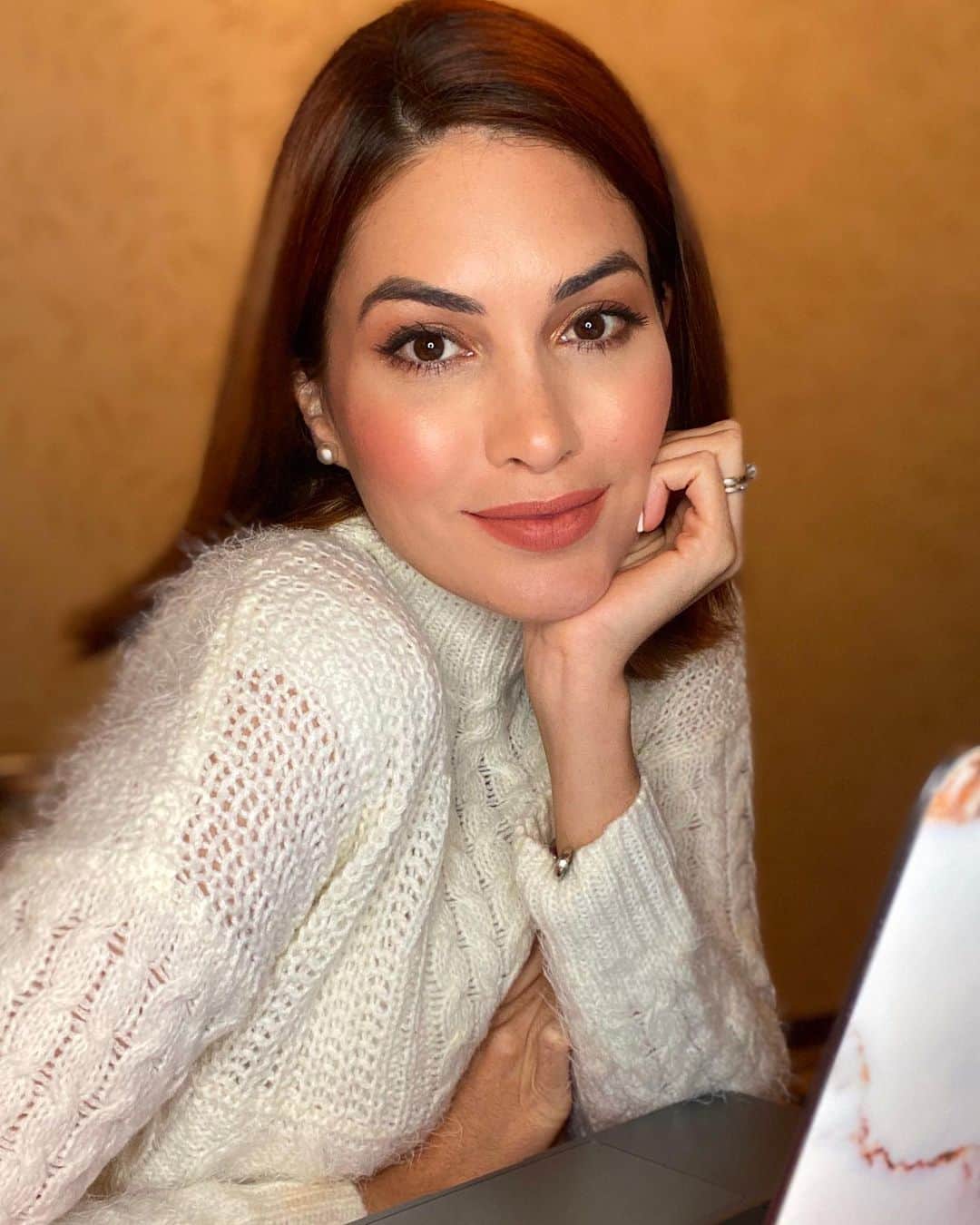 María Gabriela Isler Moralesのインスタグラム：「Limpieza espiritual ✨   ¡Qué sabroso se siente un alma fortalecida, un corazón sanando -poco a poco- 🤍, y una conciencia tranquila.   En esta cuarentena son pocas las veces que me he “arreglado” para mí, normalmente lo hago porque tengo trabajo, fotos, una conferencia, o porque quiero que mi esposo @albertoadft me vea de vez en cuando más linda y no con ojeras y empijamada 😂.   Como les dije en mi último post, tenía tiempo sin ganas de documentar momentos. Pero todo lo que he vivido este último año me ha hecho entender que la vida “es un ratico” y que ponerme bonita para mí, es más necesario de lo que pensaba 🥰, así que hoy me acomodé un poquito.   Disculpen el abandono, los que me conocen saben que me desconecto cuando lo necesito. A veces el mundo 🌍, pretende que vivamos nuestra vida bajo sus demandas y su ritmo, y la verdad, debemos respetar el nuestro primero 🙌🏼.   Solo quería pasar a mandarles buenas energías y mi cariño 💛. Hay muchas personas atravesando momentos muy difíciles... Y eso exige una sociedad más noble y unida 🤗.   Desde aquí les envío mucha fuerza 🙏🏼.  Los quiero un montón ♥️  Gabby」