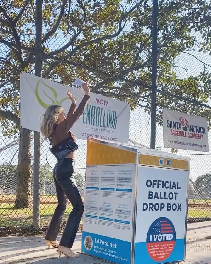 シャーロット・マッキニーのインスタグラム：「Get down on it and freakin #vote」