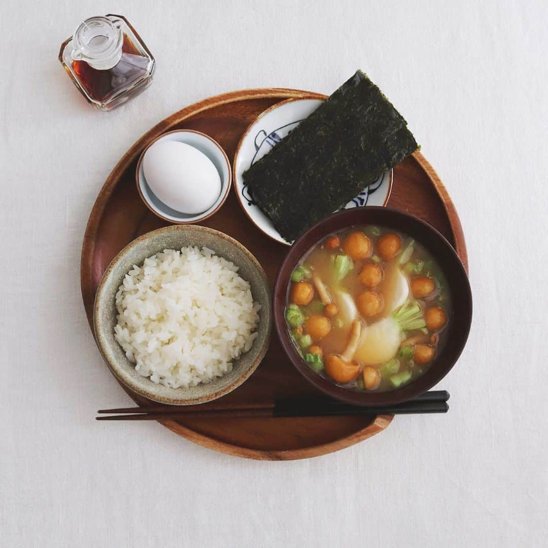 樋口正樹さんのインスタグラム写真 - (樋口正樹Instagram)「Today's breakfast . 今朝は地味な和朝食で、 白米、生卵、焼き海苔、 なめことかぶの味噌汁。 . . #朝ごはん #朝食 #普通の朝ごはん #朝定食 #なめこの味噌汁 #かぶの味噌汁 #生卵 #焼き海苔 #tkg #Japanesebreakfast #japanesefood」10月28日 8時36分 - higuccini