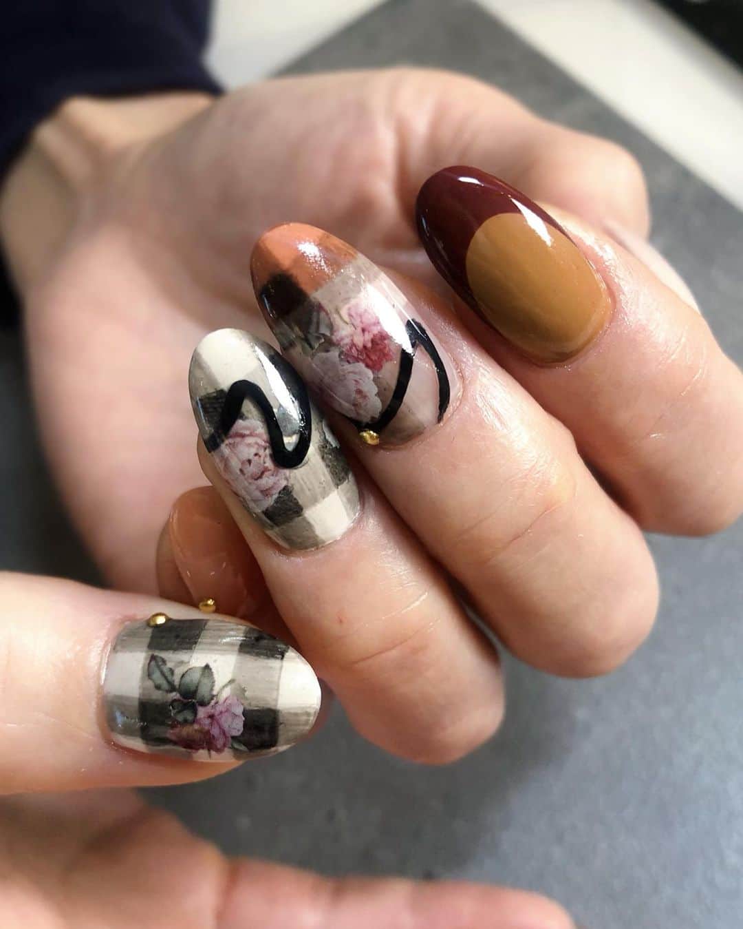 のインスタグラム：「like.. @gucci  ⚪️🟤🟠🟣🔵 勝手にコラボシリーズ   ちょっと毒っぽい感じ♡  レトロなフラワーは @shanailpro さんのシート♪ ずっとお気に入りのシートです♪  #バタフライネイル #蝶々ネイル #グッチネイル #グッチ風ネイル  #gucci  #チェックネイル #ブロックチェック #秋ネイル #ジェルネイル #ジェルネイルデザイン #大人ネイル  #銀座ネイルサロン #東京ネイルサロン #mdanail #mdamayu」