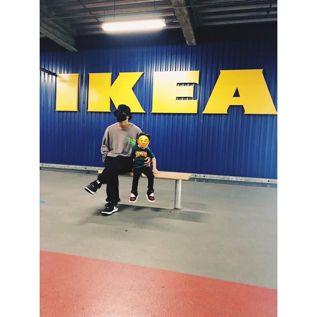 松本利夫さんのインスタグラム写真 - (松本利夫Instagram)「久々にIKEAに行ってきた。 商品や店内 低価格な物でも お洒落に見せる見せ方が上手いよね。 今回は息子の部屋作りの物を一緒に見てきたよ^_^ 最近、息子は自分の好みが出てきて 自分で決めたいらしい^^;」10月28日 14時03分 - exile_matsu