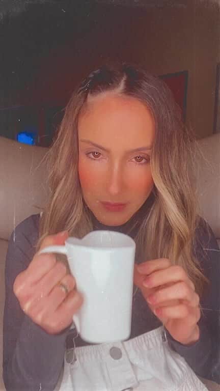 Claudia Leitteのインスタグラム：「Dia especial pra mim. Anunciamos que estamos construindo um trio elétrico na Flórida. Cantei um trechinho de “Rodou”, meu próximo lançamento com  participação lindona de #WesleySafadão, e compartilhei com meus fãs a alegria de tê-los ao meu lado! Obrigada, DEUS! 🙌🏻👊🏻🙏🏻」