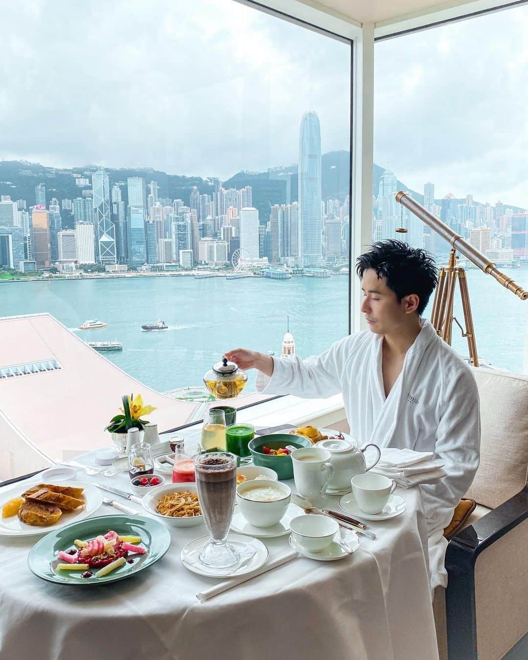 The Peninsula Hotelsさんのインスタグラム写真 - (The Peninsula HotelsInstagram)「A view of Victoria Harbour, a cosy robe, and a bountiful in-room breakfast. @benedictyuen shows us the staycation trifecta at The @peninsulahongkong. #penmoments  #peninsulahotels #luxuryhotelexperience #luxuryexperience #fivestarservice #fivestarhotel #hongkong #roomservice」10月28日 8時41分 - peninsulahotels