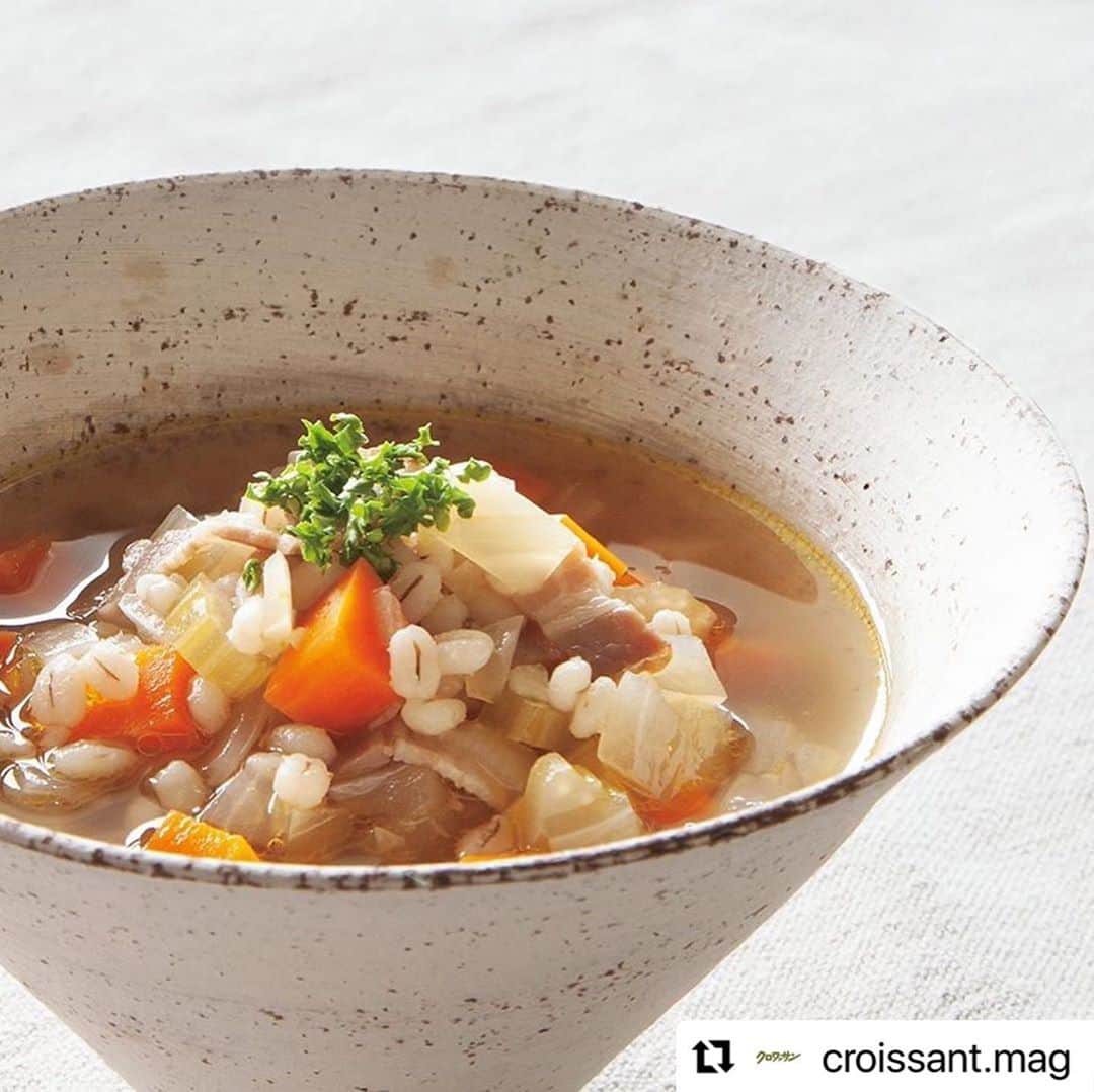 のインスタグラム：「先月の『クロワッサン』に掲載頂いた、うちの定番#ミネストローネ 🥄 ・ リポストは初めてでドキドキ😳ですが、肌寒さが増すこれからの時期、ぜひたくさんの皆さまに作っていただけたらと🙏✨ ・ だしやスープの素は使わず、野菜とベーコン、しょうゆに、#丸麦 または#押麦 のとろみで味を出す、体がほっとする味わいです☺️🌱 ・ 体が滞っている感じがする時、ダイエットしたい時にもぜひ👌✨ ・ 写真はいつも、美しく美味しそうに撮ってくださる、徳永彩さん @ayatokunaga_photo  (徳永さんの写真で2度も表紙にして頂きました🙏) ・ #Repost @croissant.mag with @make_repost ・・・ ダイエット食としても頼もしい、丸麦入り白いミネストローネ【松見早枝子さんの雑穀レシピ】。﻿ ﻿ ご飯に混ぜて炊く以外の使い方がわからない！　そんな人にこそ試してほしい、毎日の食事でたくさん食べられる粮理家、松見早枝子さんの雑穀レシピ。﻿ ﻿ 丸麦﻿ ﻿ 水溶性と不溶性、２種類の食物繊維を含む丸麦は、腸活にぴったり。よく売られているのは玄麦ではなく五分づきくらいのもの。丸麦を潰した「押し麦」も同じように使える。﻿ ﻿ 下準備いらずで、軽く煮るだけでプチプチとした食感を楽しめる丸麦は、スープとの相性抜群。小粒のパスタ感覚で使える。食べ応えもあってダイエット食としても頼もしい。﻿ ﻿ 【材料（2人分）】﻿ 丸麦（または押し麦）大さじ2﻿ 玉ねぎ1/2個﻿ セロリ1/2本﻿ にんじん1/2本﻿ にんにく1かけ﻿ ベーコン2枚﻿ オリーブオイル大さじ1﻿ 水500ml﻿ ローリエ1枚﻿ しょうゆ大さじ1﻿ 塩・パセリ各適宜﻿ ﻿ 【作り方】﻿ 1.丸麦はさっと洗い、水気をきっておく。﻿ 2.玉ねぎと筋を取ったセロリ、にんじんは1cm角に、にんにくはみじん切りにする。ベーコンは1cm幅に切る。﻿ 3.鍋にオリーブオイルとにんにくを入れて中火にかけ、香りが出たら2の野菜を炒める。しんなりしたらベーコンも加え、色が変わったら水とローリエ、1を加える。﻿ 4.煮立ったら蓋をずらしてのせ、10分ほど弱めの中火で煮る。仕上げにしょうゆを加え、塩で味を調える。器に盛り、好みで刻んだパセリをのせる。  #ミネストローネ #丸麦 #スープレシピ #白いミネストローネ #雑穀料理 #粮理家 #ウェルネスフードスタイリスト #松見早枝子」
