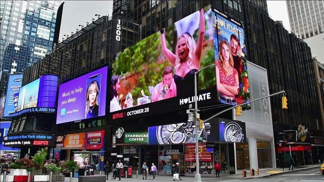 クリスティン・チェノウェスさんのインスタグラム写真 - (クリスティン・チェノウェスInstagram)「Made it to Broadway one way or another this year... #Holidate is out TOMORROW, only on @Netflix! #FindYourHolidate」10月28日 8時44分 - kchenoweth