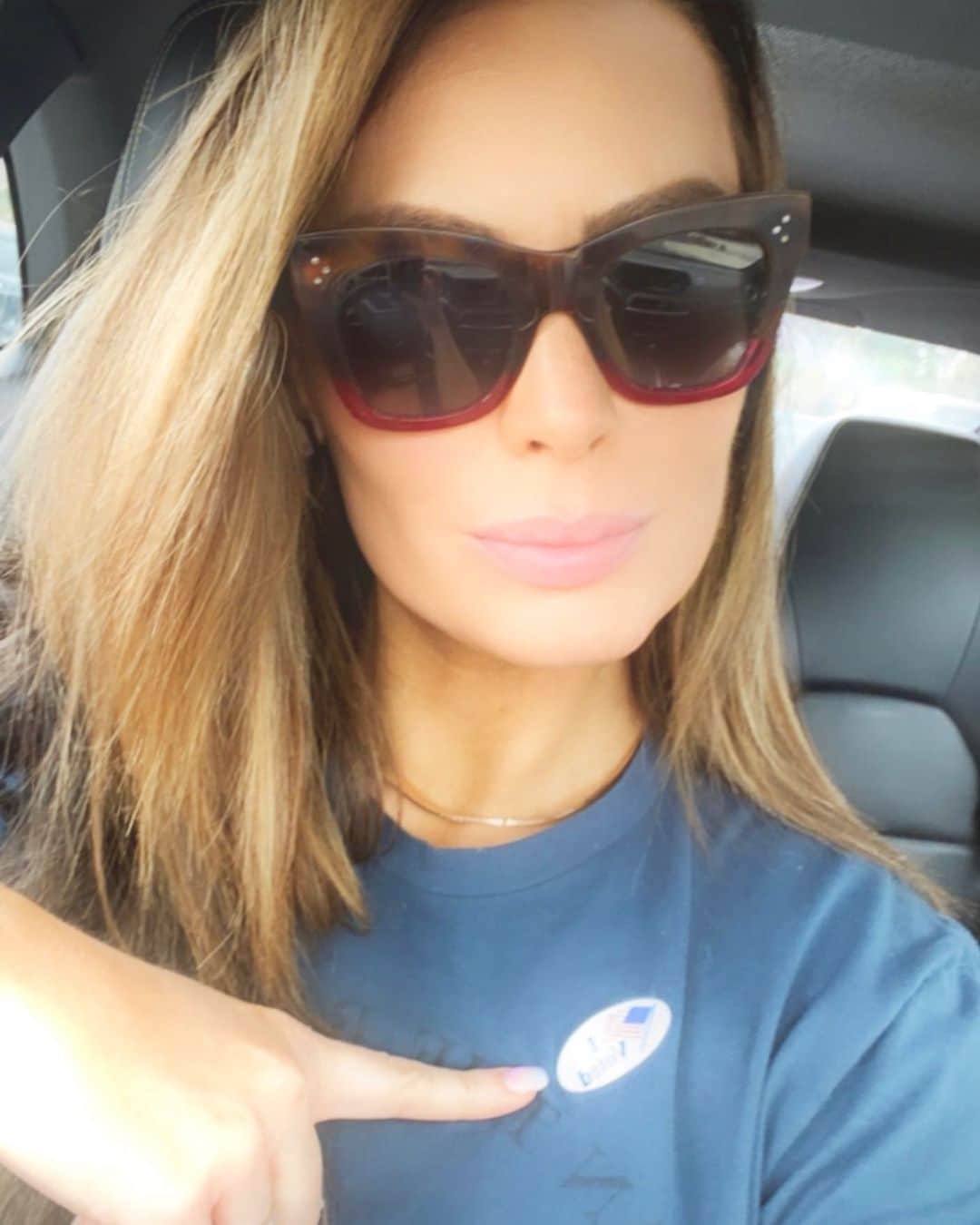 アンナ・ハウスのインスタグラム：「Voting is the expression of our commitment to ourselves, to one another and our country. We must show up. Every new election 🗳 is the resolution of showing up. We must stay determined because our votes set the tone.  Xo,  Yoanna  Ps. It was worth my wait in line because where liberty dwells there is my country USA 🇺🇸 🦋🦋🦋  #vote」