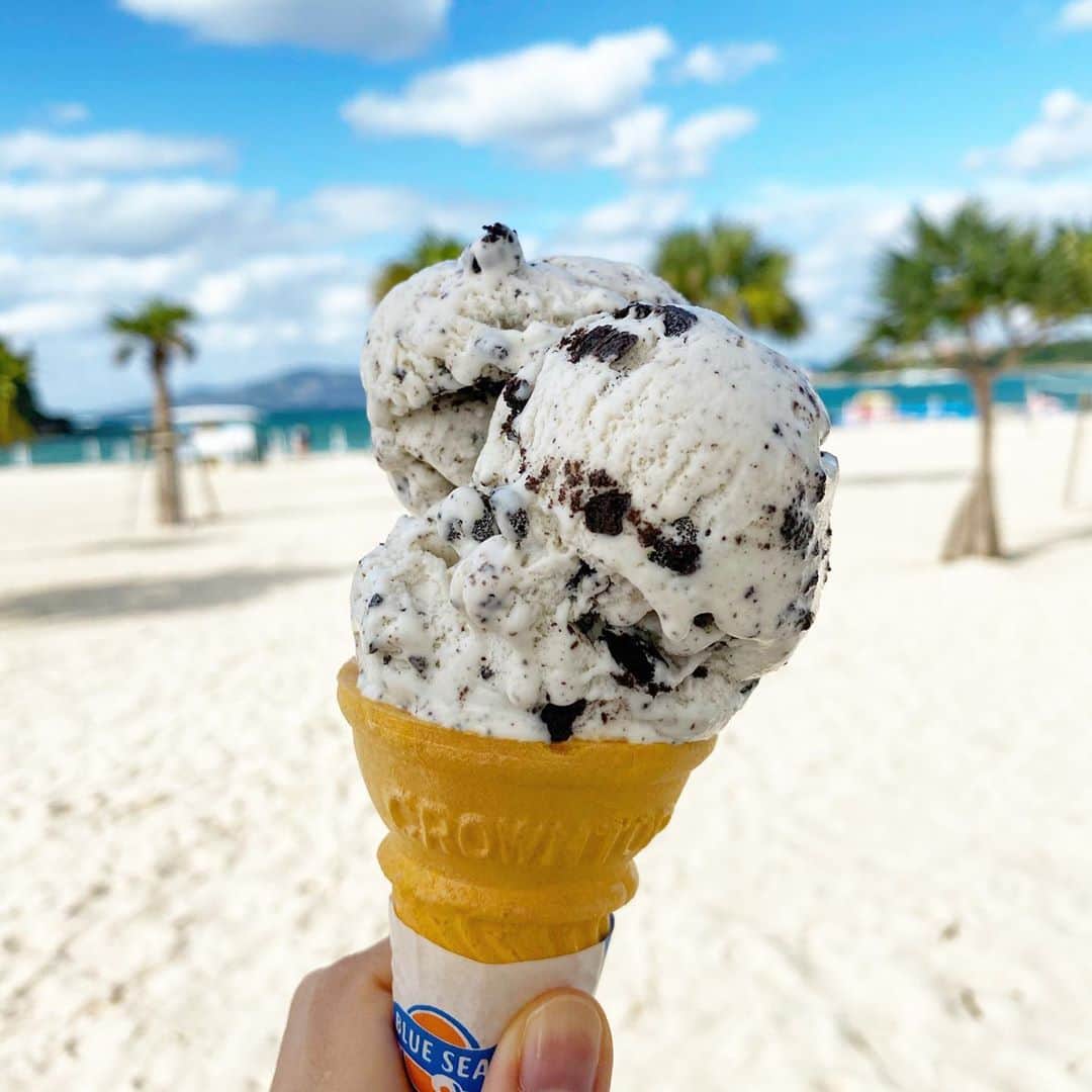 のインスタグラム：「🍦on the beach🏖☺️. . . . ビーチでアイスクリーム🍨#幸せな時間 #アイスクリーム　#沖縄　 #icecreamonthebeach #okinawa」