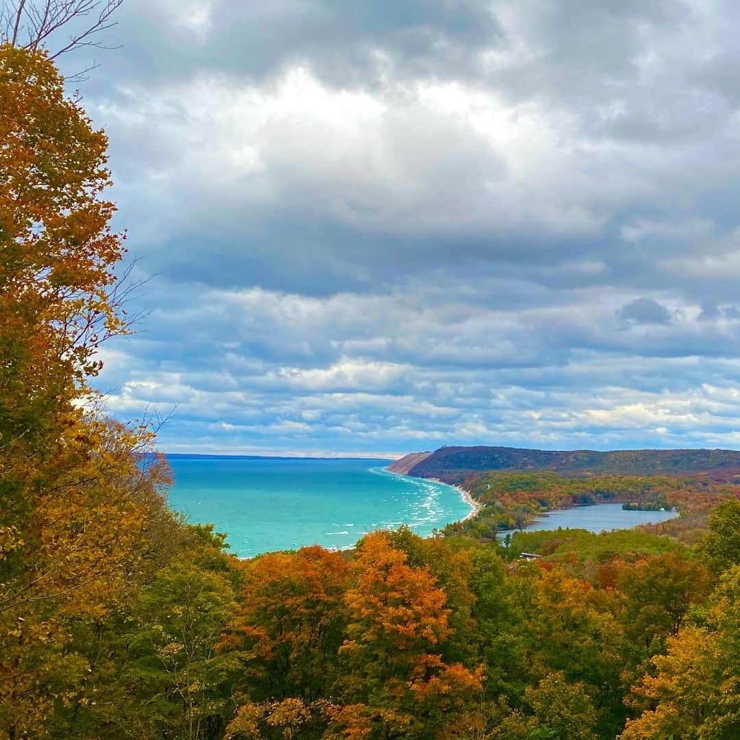 アメリカ内務省さんのインスタグラム写真 - (アメリカ内務省Instagram)「Wow, the vivid fall colors really pop against the bright blue waters of Lake Michigan at Sleeping Bear Dunes National Lakeshore. Located on the little finger of #Michigan, the park includes 65 miles of shoreline and numerous inland lakes and streams. Of course, the park’s most dramatic features are the 400-foot-tall sandy bluffs that slope down to the lake’s cool waters. Visitors can enjoy epics views of Lake Michigan, canoe on one of the many inland lakes, hike the myriad of trails through the lovely forests or visit the Manitou Islands. It’s all just part of a wonderful opportunity for bird watching, wildlife viewing and enjoying nature at its best. Photo @SleepingBearNPS courtesy of Ben Walsh. #SleepingBearDunes #usinterior」10月28日 9時05分 - usinterior