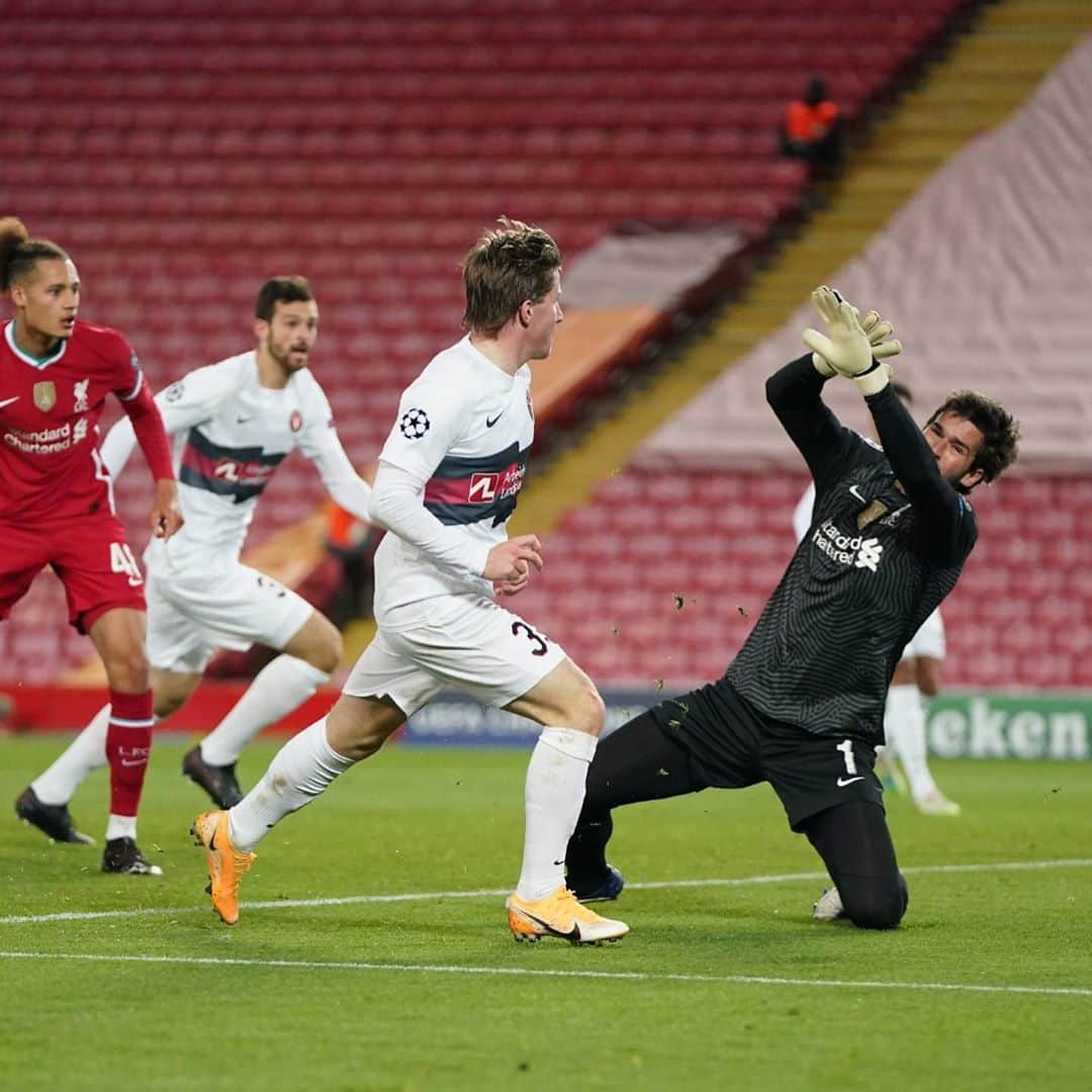 アリソン・ベッカーさんのインスタグラム写真 - (アリソン・ベッカーInstagram)「🕷+3 points #UCL #AB1 #ynwa #cleansheet」10月28日 8時57分 - alissonbecker