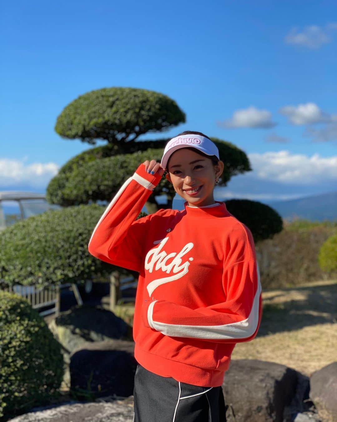 のインスタグラム：「. この日はアルチビオさんのオレンジカラー🧡 @archivio.official_online  . デザインも可愛くて機能性もあって一目惚れしたものです🥰 . アルチビオさんはたくさんデザインがあるから本当にどれにしようか迷うし同じブランドでも被らないから個性が出ますね☺️💕 . ゴルフ場で目立っちゃおう❣️ . . . #ゴルフ#golf#⛳️#ゴルフ女子#ゴルフ好き#ゴルフウエア#ゴルフコーデ#ゴルフスイング#골프 #골프웨어 #골프스윙 #여행 #해외여행 #골프스타그램 #골프중독 #와인 #소주 #좋은시간 #アルチビオ#オレンジカラー#可愛い」
