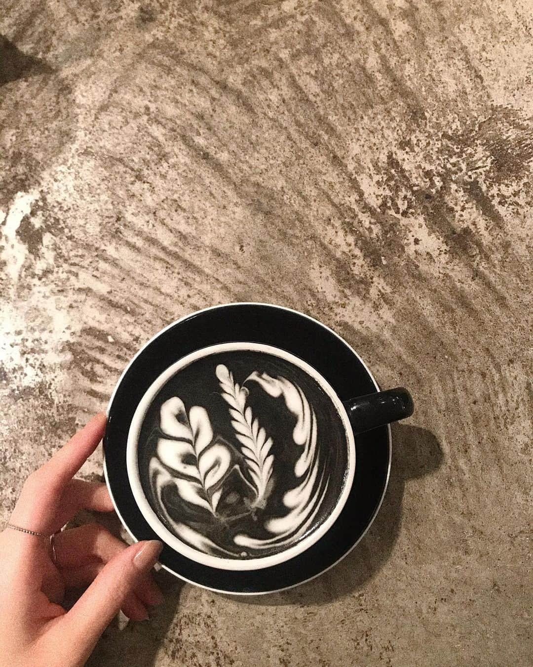 結城はゆるさんのインスタグラム写真 - (結城はゆるInstagram)「Charcoal latte ☕️  美味しかったのぅ🤤 . . . . . . #latteart #charcoallatte #lattest #coffee #コーヒー #弾丸日帰り #ありがとう😊」10月28日 8時59分 - yuuki__hs