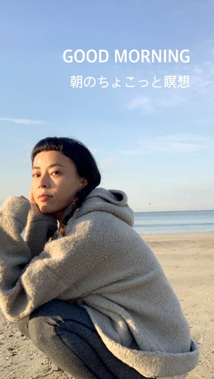 渋木さやかのインスタグラム：「⠀ おはようございます🌞 ⠀ 鎌倉の気温は20℃⛅️⠀ 昼間は暖かいけど夜は冷えます。 あったかいけどうわっぱりを忘れずに🧥 ⠀ 今日のお話は、不機嫌な自分を探すのは簡単だけど、 ゴキゲンな自分を探していこうってことをお話してます。 そういえば、人の愚痴ってすごいネタになるけど、良いところってあんまり話題にならないよね。😇 ⠀⠀ ご飯が美味しくなる話題盛り込んでこ☝️ ⠀皆さん、素敵な水曜日を🤎  Tops: @pilgrimsurfsupply  中に着てるタイダイTee :@intuition_official  Pants : @danskin_japan  前髪: @パクセロイ  #朝のちょこっと瞑想 #findyourselfyoga」