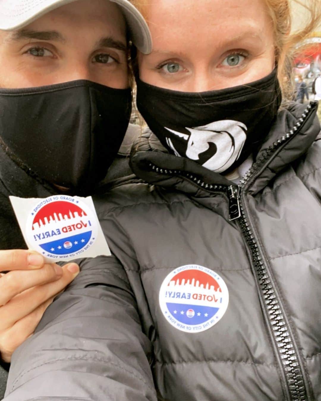 ロン・ハワードのインスタグラム：「Daughter @paigecarlylehoward and fiancée @timmyabou dedicated 3 1/2 hrs to being participants in our democracy. Thank you!  You are patriots taking part in history. #vote2020 #voteearly #Vote」