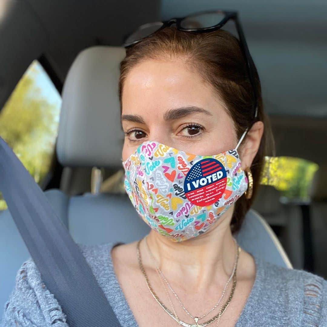 アナ・オルティスのインスタグラム：「That felt SO good!!! Loving my @themeanchick mask #vota #bidenharris2020❤️」