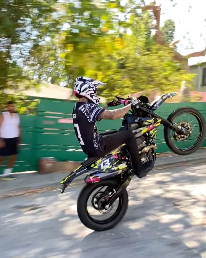 ナイジャ・ヒューストンのインスタグラム：「Kinda sent it😛😛 #bikelife」
