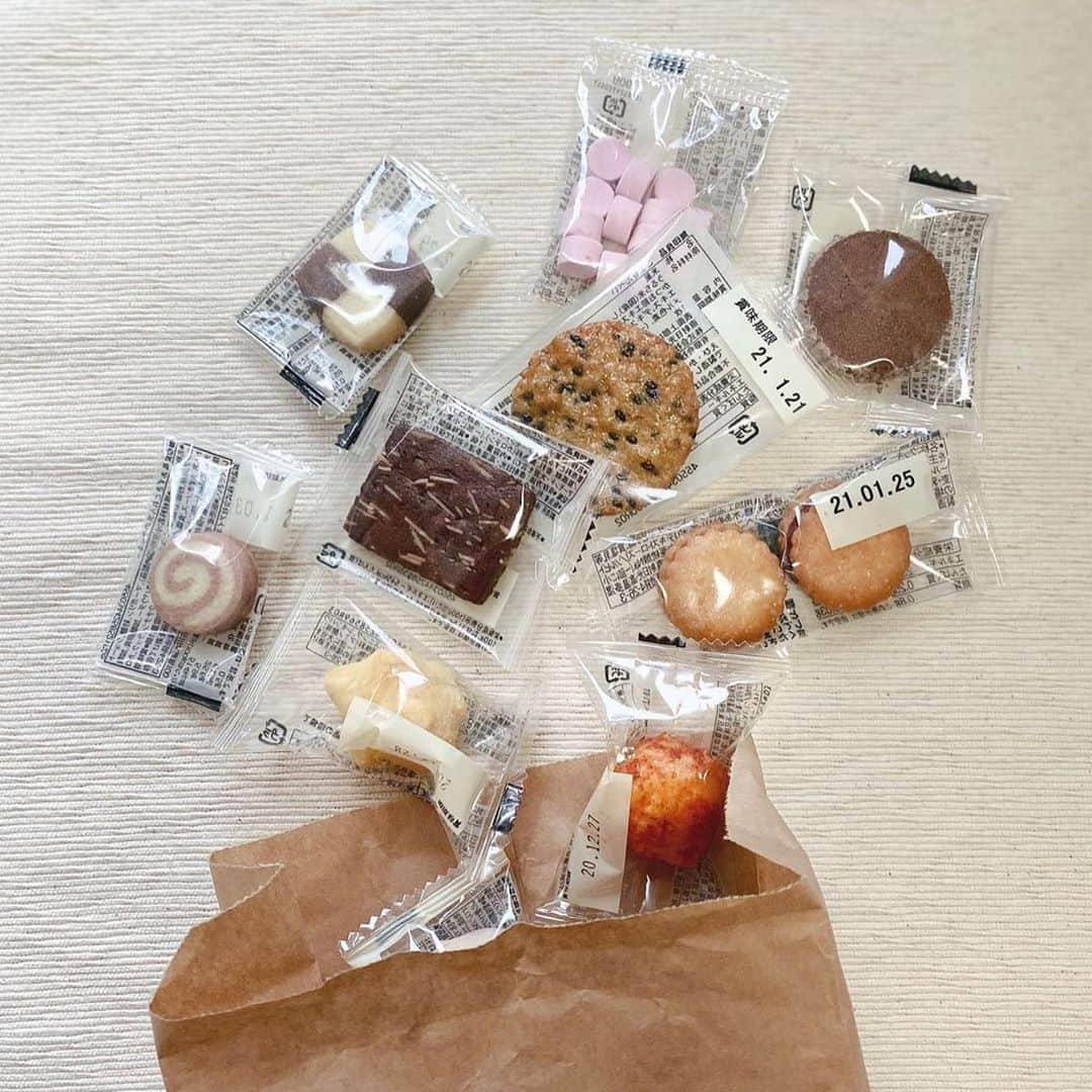 PATRA magazineさんのインスタグラム写真 - (PATRA magazineInstagram)「10/28❤︎「気になる無印お菓子は量り売りで1個からお試し♡」 . みんなが大好きな、無印お菓子😋 いろいろ食べたいけど、普通サイズだと量が多くて食べきれない....  そんな悩みを解決してくれるサービスが話題！ それはお菓子の”量り売り”💕  人気のお菓子が、一つ一つ個袋されていて好きな量だけ購入できちゃう🎶  お菓子は28種類、1g=¥4で¥20から購入できるよ！ このサービスは限られた店舗でしかできないから、行く前に対象の店舗かマストチェック😉  無印のお菓子が好きな子や、食べてみたいと思っていた子は、ぜひお菓子の量り売りを試してみてね！ . . Thank you 🌹  @da__riko_216 / @jsbctr_0319  @kh_muji / @ringooo.21 . . 今女の子の中で流行っているコトやITEMがあればPATRAをタグ付けして教えてね❤︎ 皆さんのすてきな投稿をぜひ紹介させてください！ . . #PATRA #無印 #無印良品 #無印お菓子 #量り売り #無印量り売り #無印スイーツ #おうちタイム #おうち時間 #おうちごはん #おうちcafe #うちカフェ #手作りスイーツ #家カフェレシピ #家カフェ #カフェ風 #スイーツ作り」10月28日 9時17分 - patra__jp