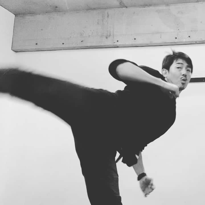 長田成哉のインスタグラム：「綺麗に決まったから 貼っとこ。 #後ろ回し蹴り #エンドレス」