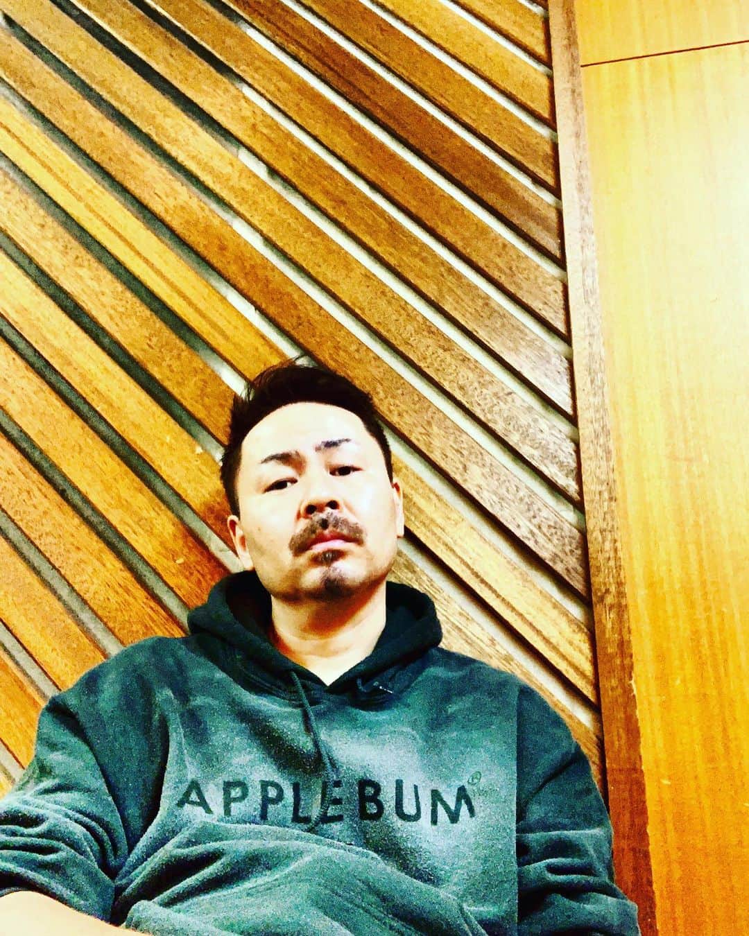 こーいちのインスタグラム：「朝のドラムは眠気とやる気が交互にやってくる。  #朝ドラ #半分眠い」