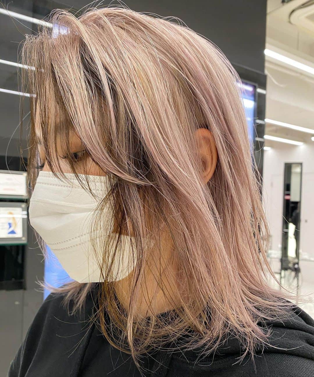 Sachiのインスタグラム：「Autumn blonde & face point color  . 季節によって絶妙に色の雰囲気を変えています。 . やり過ぎたくないけど、程よく違いを感じたい。 そんな気分にポイントで印象を変えるのオススメです。 . #shima#hair#girl #shima_sachi」