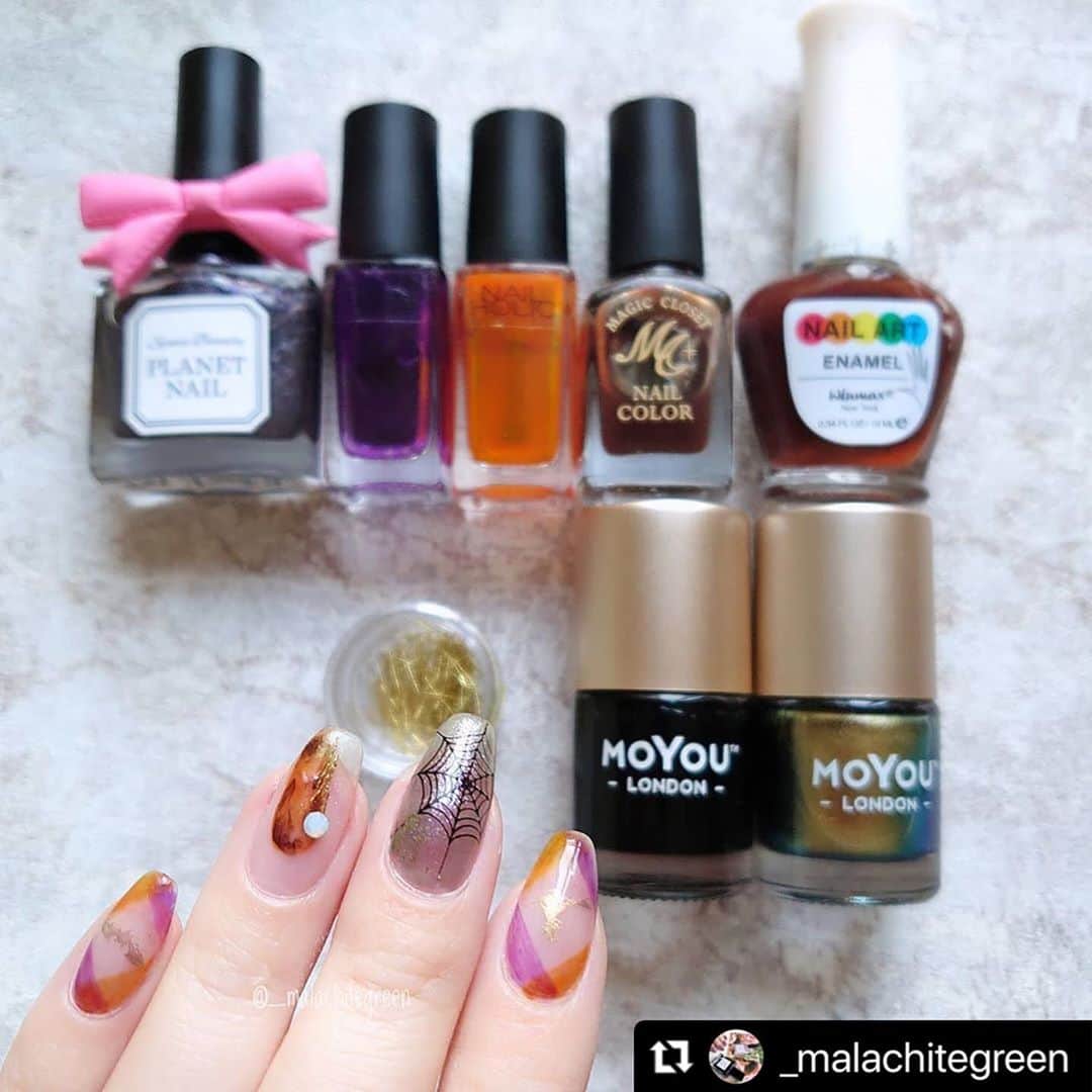 【PLANET NAIL（プラネット ネイル）】公式さんのインスタグラム写真 - (【PLANET NAIL（プラネット ネイル）】公式Instagram)「@_malachitegreen さん PLANET NAIL  Basic Line PLB28 無限大コラプサー を使用したハロウィンネイルのご紹介ありがとうございます💅 ・ #Repost @_malachitegreen with @make_repost ・・・ 前postの続きで、なっつん(@tsuna_oct )と相互に真似っこしあう縛りネイル#スクエア2人の相互真似っこネイル の改変バージョンです！ お互いのデザインを完コピ→1本オフしてアレンジの2段階で縛ったので、1本だけ前postからアレンジしています。  薬指のおばけちゃんをオフして、塗りかけべっ甲をやってみました。 この塗りかけべっ甲もなっつんの真似っこです(*´艸｀) どうアレンジしようかなぁ…と思っていたら、手早く仕上げたなっつんがアレンジバージョンでも私のデザインを真似っこしてくれてたので、「じゃあ私も！」と思ってなっつんのデザインを使わせてもらいました！ なっつんがべっ甲アレンジなので、そこも寄せて塗りかけべっ甲に👍 ヤーンとミルキーなストーンの組み合わせもなっつんの真似っこです👍 塗りかけべっ甲可愛いからまたやろうかな(*´艸｀)  4・5枚目は真似っこの元になったデザインとの比較コラージュ。 私バージョンとなっつんバージョンの2パターンです👍 そして最後は今回の2人の4デザインのコラージュ。 なっつんが真似っこしてくれたネイルも是非見てね💕 なっつん、一緒に真似っこネイルしてくれてありがとう！！ * * <使ったもの> ネイルホリック(@nailholic_kose ) ・#OR204 ・#PU107 PlanetNail ・28#無限大コラプサー ダイソー ・winmaxネイルアート用エナメル 茶色 ・デコレーションネイルパーツ ヤーン 3COINS(@3coins_official ) ・MCリキッドマニキュア BR MoYouLondon(@moyou_london ) ・JangleGold ・BlackKnight CrayonTouchMe(@crayontouch_me ) ・ネイルスタンプ4 モンスターズパーティー BeautyBigBang(@beautybigbangreview ) ・Animal Theme Cat Design Square Nail Art Stamping Plate For Manicure BornPretty(@bornpretty_jp ) ・BP-L057 APRE(@apre_nail ) ・ウォーターグロス ピールオフベース&トップジェル Naility!(@naility_official ) ・ピールオフベースジェル セリア ・SHジェルネイル トップコートノンワイプ Seche(@sechenails ) ・セシェヴィート いただきもの ・ストーン  #ネイル #nails #ネイルアート #NailArt #ネイルデザイン #NailDesign #NaturalNails  #InstaNails #nailstagram #nailpic #セルフネイル #セルフネイル部 #locari_nail #ロカリネイル #私のTRILLpic #TRILLネイル #ネルマガ #cos_mer #ハロウィンネイル #HalloweenNails #HalloweenNail #プラネットネイル #planetnail #planet_jp #べっこうネイル」10月28日 9時30分 - planet.jp