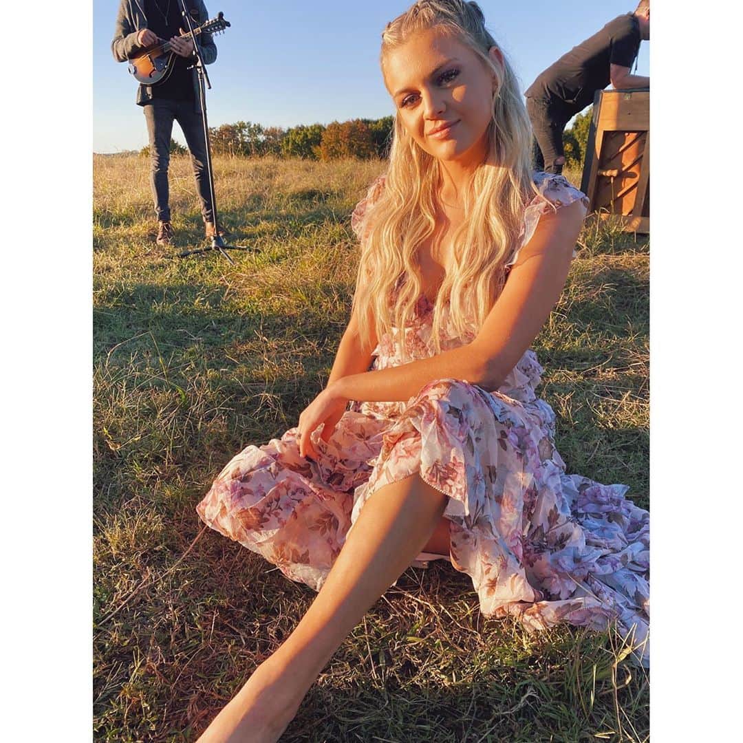 Kelsea Balleriniのインスタグラム：「frolicked barefoot through the middle of nowhere singing some folksy heartbreak this morning on @goodmorningamerica ...link for the full performance in stories ✨ // 🎥 @ptracy」