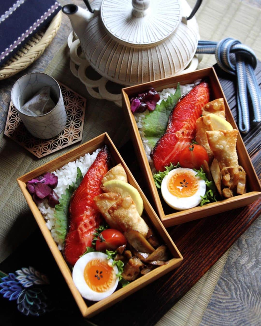 Sayaka.Mさんのインスタグラム写真 - (Sayaka.MInstagram)「. Good morning igfrends 🥰 Today’s lunch  #japanesefood . . おはよう御座います〜 朝10度だって、道理で寒い訳だ🥶 . そんな今日🍱 . •銀鱈みりん漬け •ちくわと大葉チーズ •根菜の中華風きんぴら (ストーリーにあげたシェフのレシピ @m1.hospital で後程公開) •ミニトマト •茹で卵 . 一昨日家族で、餃子パーティーした時の餃子の皮と冷蔵庫に余っていた竹輪、大葉、チーズを巻き巻きして油で揚げた。 . 油物入れた日は必ず @ichimarushoten の菊芋茶 血糖値の急激な上昇を抑えます☺️❤️ . . 詳細はblogに 使用品は#楽天roomに載せてます  プロフィールの下のリンクより .  📢告知 11月1日13時より江別蔦谷店でトークショー、実演がございます . 10月2冊本が出版されました🙌 . 10月9日発売中　主婦の友社 五感でおいしく味わえる　腎臓病改善レシピ . 10月22日発売予定　かんき出版 insta.sayakaの毎日作りたくなる！ 糖質オフレシピ . . 📢国連公式アンバサダーとして活動してます ノーベル平和賞受賞🇺🇳 . 【ゼロハンガーチャレンジとは？】 あなたが取り組んだ食品ロスを減らすアクションをSNSに投稿すると、1投稿＝120円の寄付になり、国連WFPが途上国の子どもたちに学校給食を届けます。 10月16日は世界食料デー。 世界では生産された食べ物が廃棄されています。一方、地球上では6億9,000万人が、飢えに苦しんでいます。 日本も「食品ロス」大国の一つです。 国連WFPが支援する1.5倍もの食品が廃棄されています。 世界の飢餓や栄養不足と、その解決策について考える日です。この機会に皆さんも食品ロス削減と飢餓ロスに向けて行動してみませんか？ . 【投稿の仕方】 ハッシュタグをつけてSNSへ投稿！ #食品ロスゼロアクション #ゼロハンガー2020 #国連WFP . お一人様何回でもご投稿いただけます。 必ず公開可能の設定でご投稿ください。 皆さまも是非ご参加下さい✨ . YouTubeは 📺sayaka hokkaido channel . =============== 私のお弁当の記録は My lunch records. 我的便当记录 제 도시락의 기록 ↓↓↓ #sayaka弁当 =============== . #お弁当 #お弁当記録 #お弁当おかず #お昼ごはん #お昼が楽しみになるお弁当 #お弁当部 #わっぱ弁当 #お弁当の詰め方 #簡単レシピ #簡単ごはん #札幌ママ #北海道ママ #札幌観光大使 #国連 #国連公式アンバサダー #和食器 #和食ごはん #和食器のある暮らし #器好き #テーブルコーディネート #おうちごはん #おうちごはん部 #食べらさってる」10月28日 9時25分 - insta.sayaka