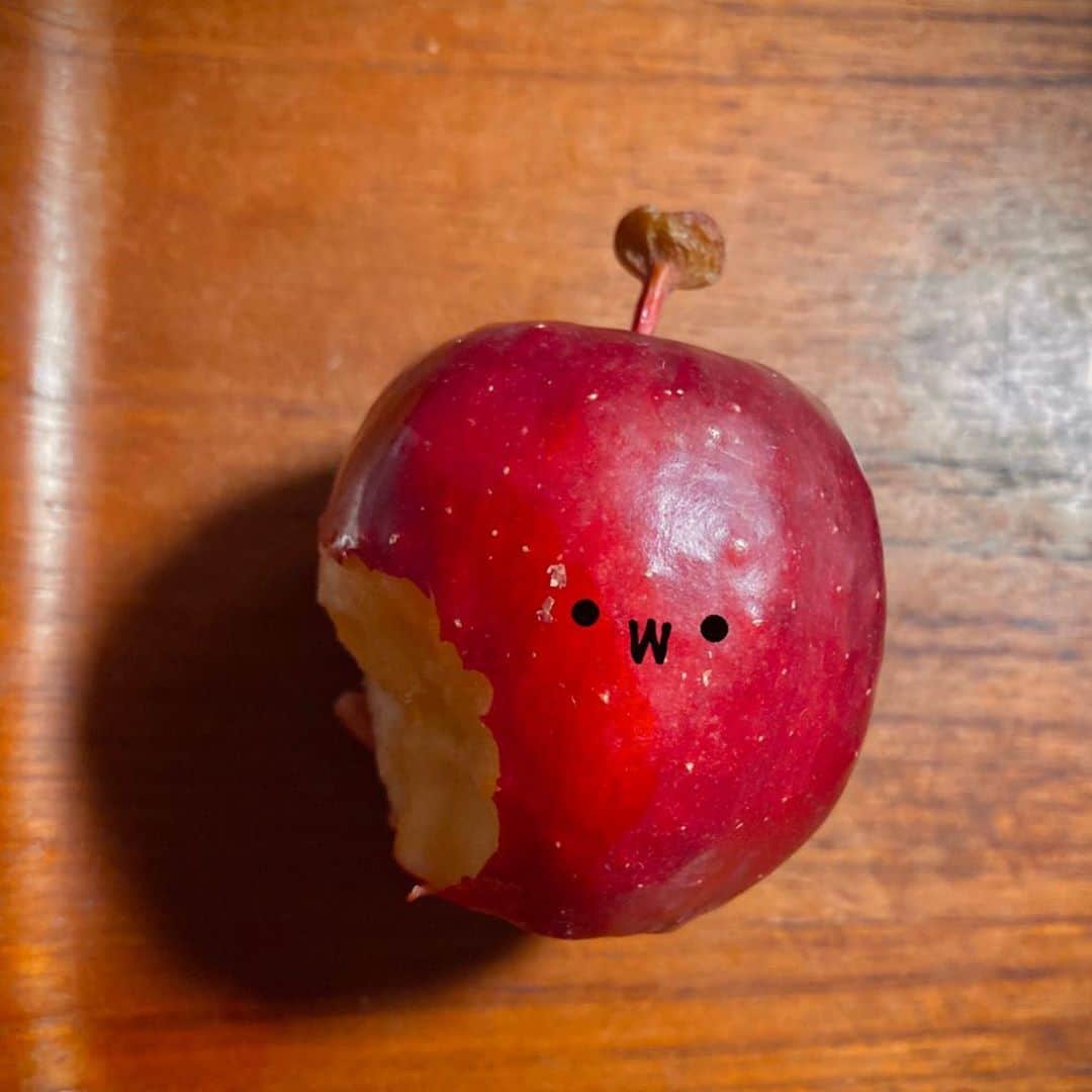 Erenaのインスタグラム：「🍎ミニリンゴ丸かじり🍎 かわいいサイズ食べやすい✌️😋 . #リンゴ#ミニリンゴ#リンゴ丸かじり#毒リンゴ#真っ赤なリンゴ#白雪姫#魔女#絵本#プリンセス#Disney#snowwhite#movie#apple#princess」