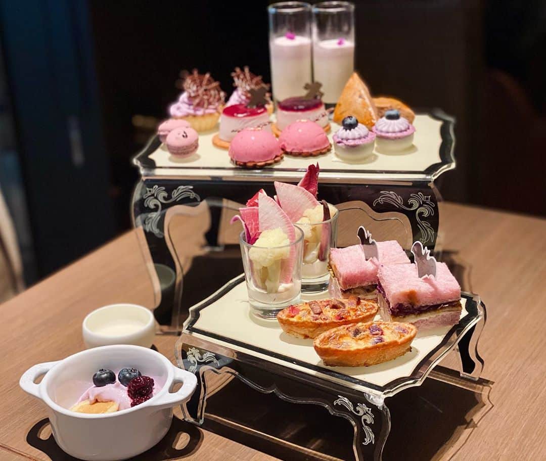 のインスタグラム：「Autumn Afternoon Tea ~バイオレットハロウィン~  #thestrings #afternoontea #アフタヌーンティー #カフェ巡り #カフェ巡り好きな人と繋がりたい　#カフェスタグラム #twitter #follow #表参道カフェ巡り #表参道スイーツ #halloween   🐥Twitterもフォローしてね▶︎▶︎▶︎@kamikimahoro」